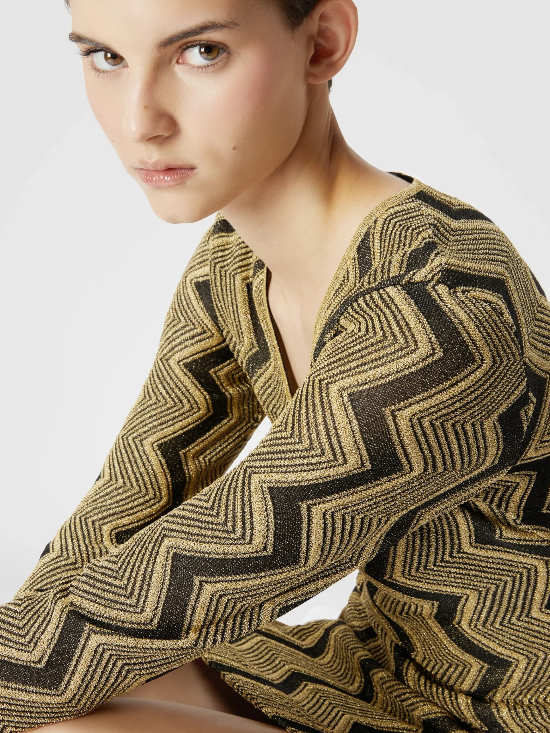 Abito con scollatura a V in viscosa zig zag lamé