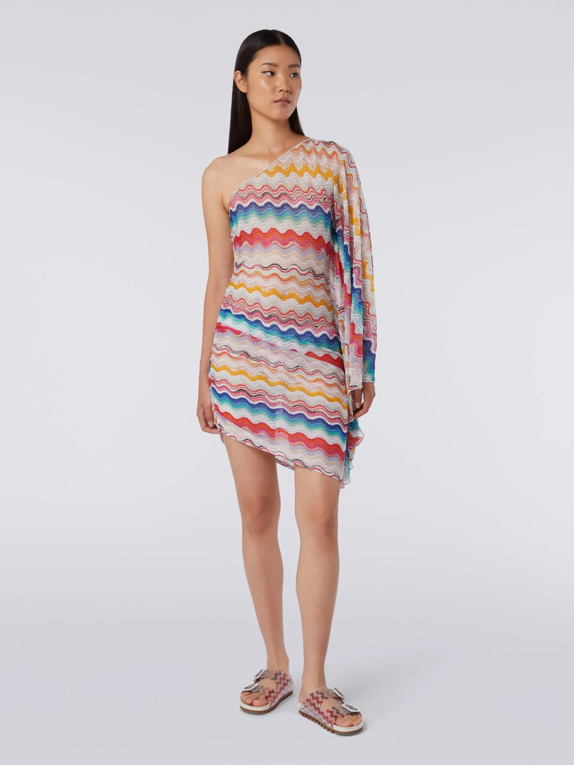 Abito copricostume monospalla in crochet motivo onda