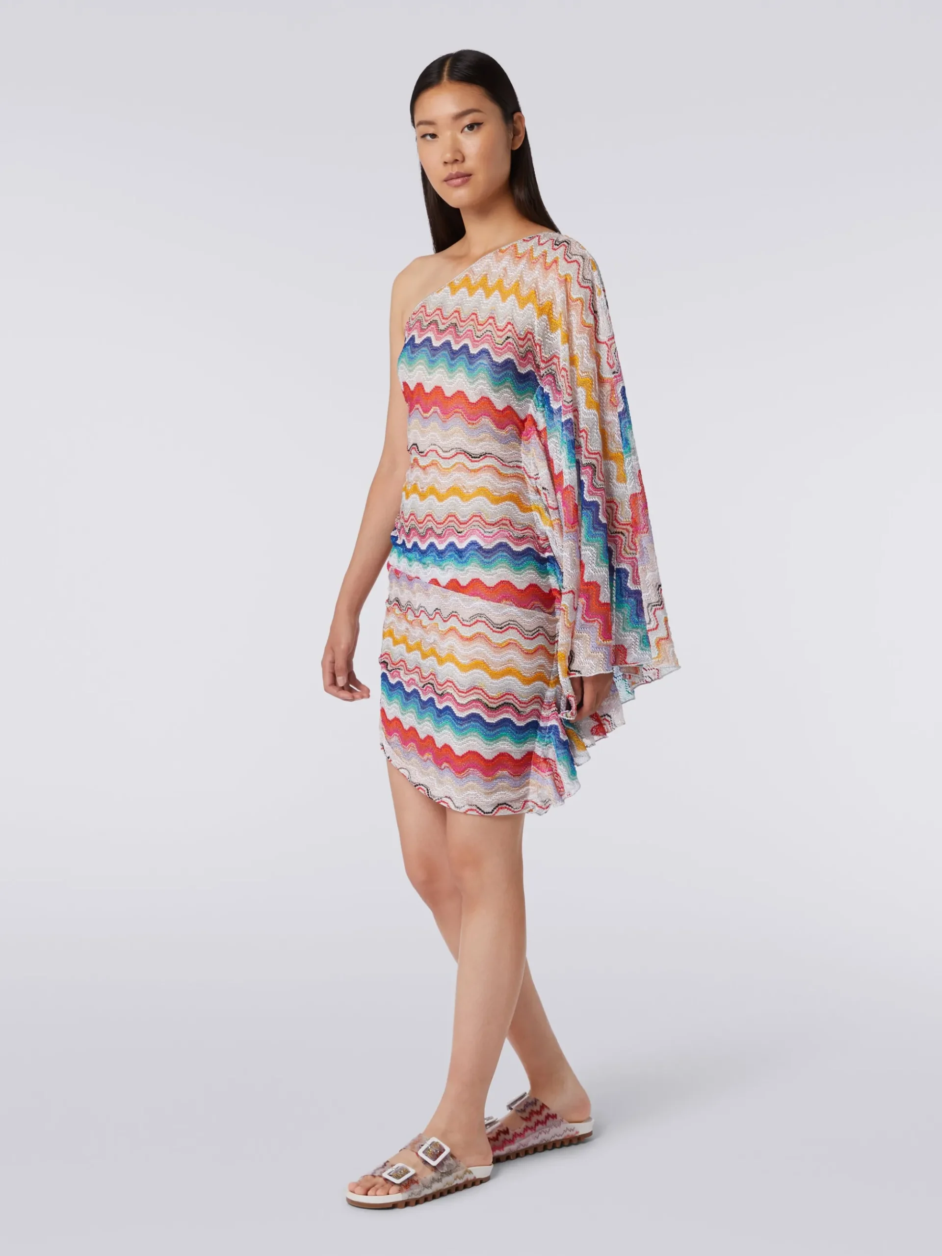 Abito copricostume monospalla in crochet motivo onda