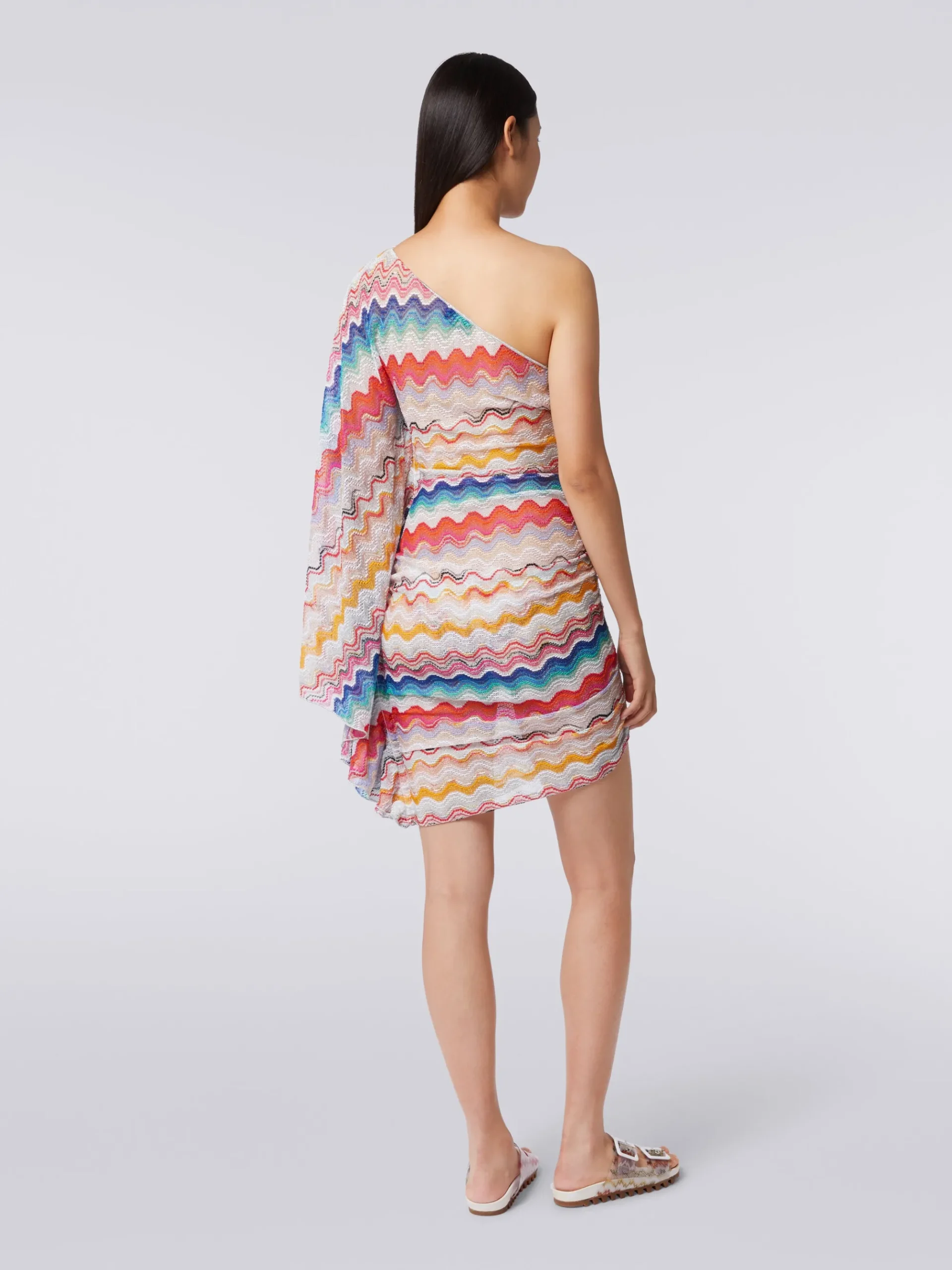 Abito copricostume monospalla in crochet motivo onda