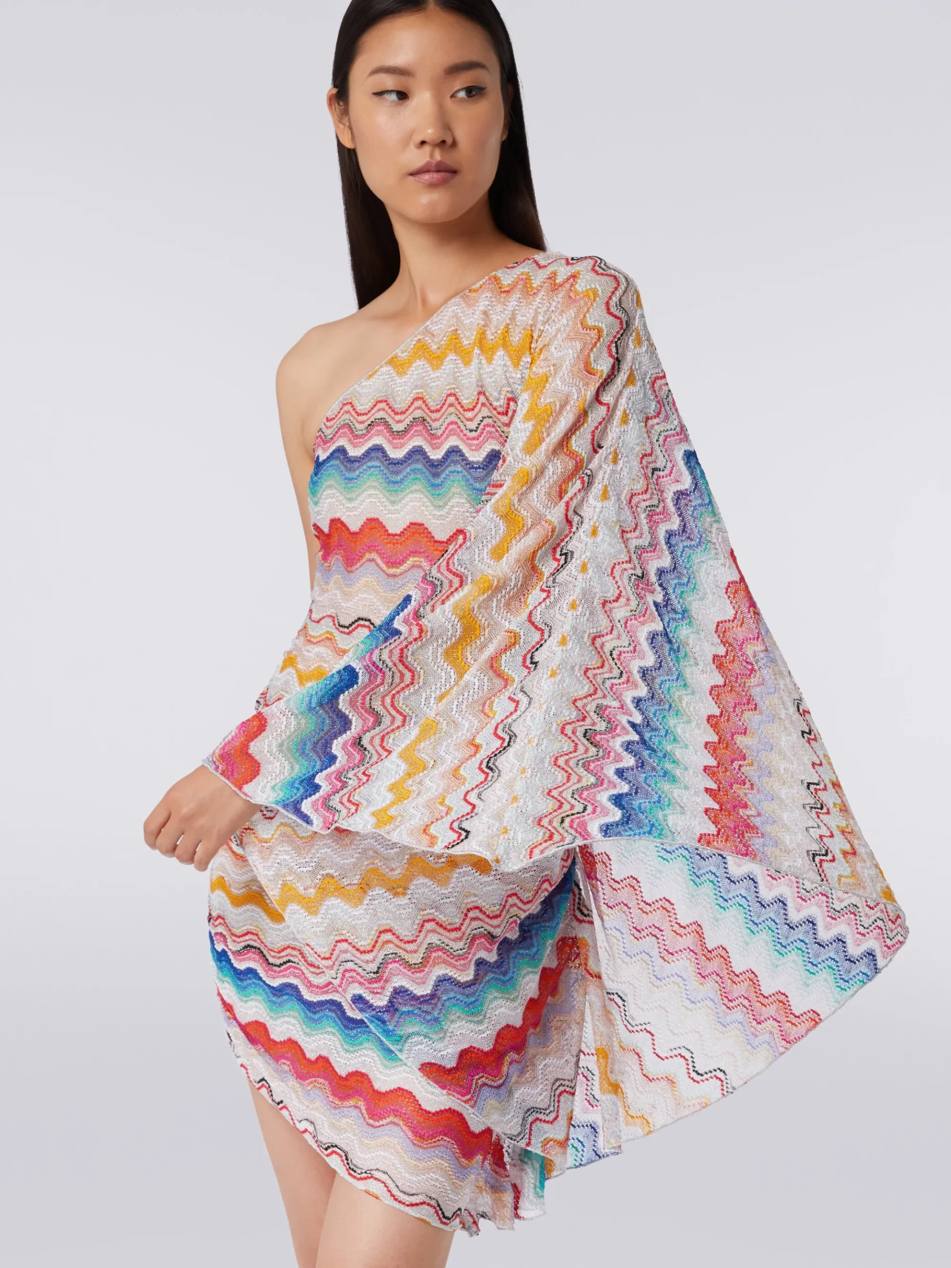 Abito copricostume monospalla in crochet motivo onda