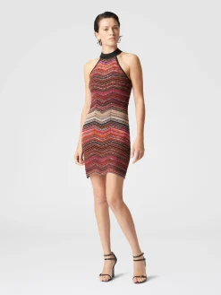 Abito corto smanicato chevron lamé con paillettes e scollo all'americana
