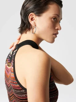 Abito corto smanicato chevron lamé con paillettes e scollo all'americana