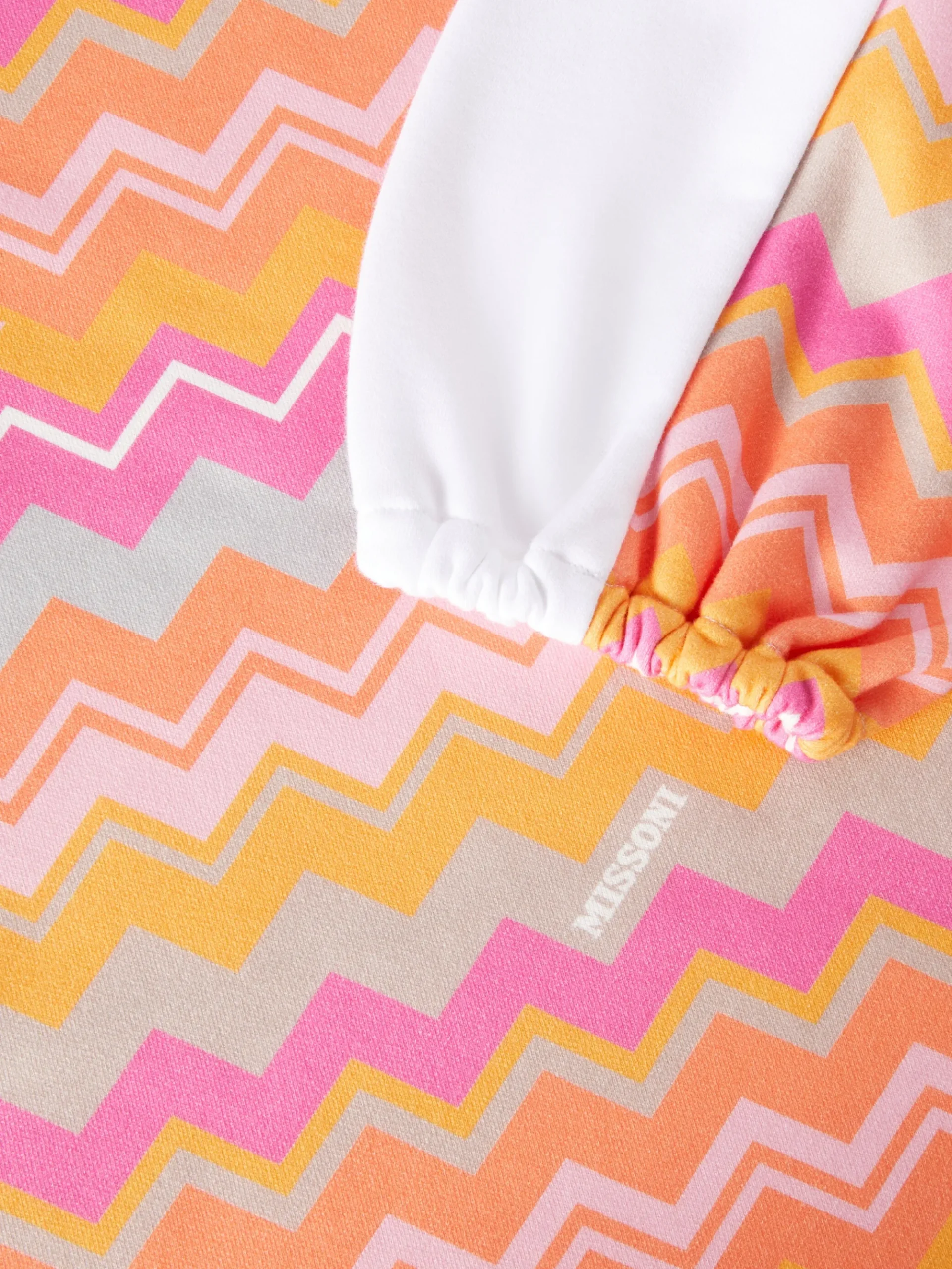 Abito in cotone con inserti zig zag e logo