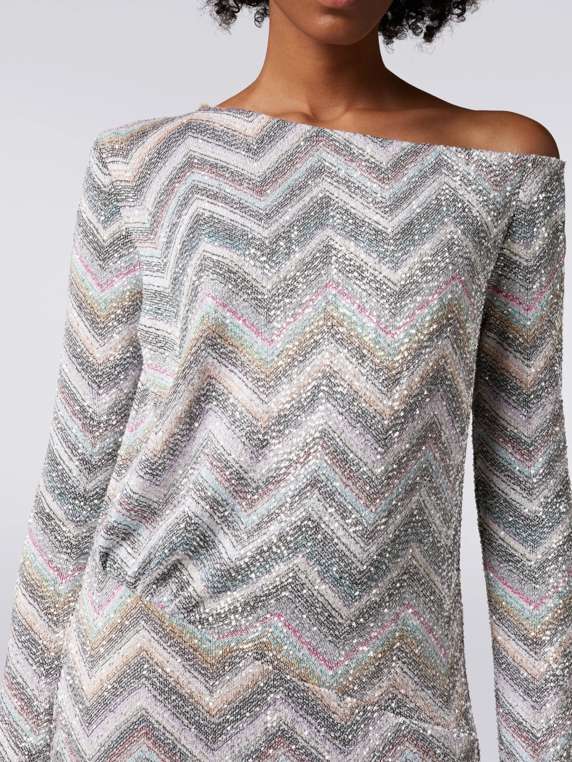 Abito lungo in maglia zig zag con applicazione di paillettes