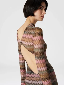 Abito lungo in viscosa chevron e lurex con dettaglio cut out