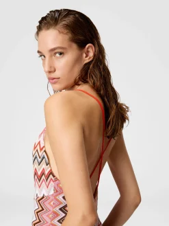Abito lungo patchwork con motivo zig zag e spalline incrociate