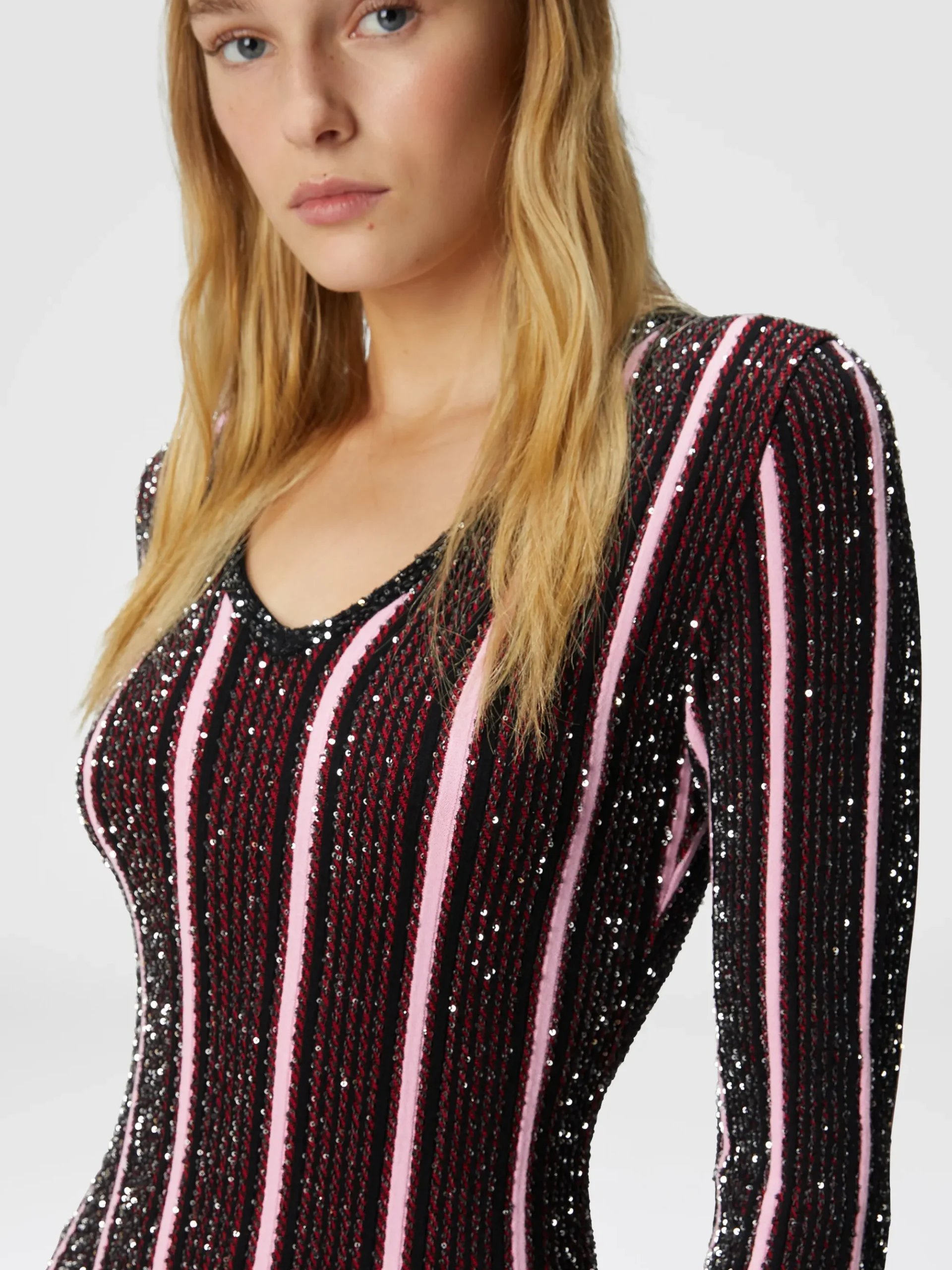Abito lungo rigato a costine con paillettes