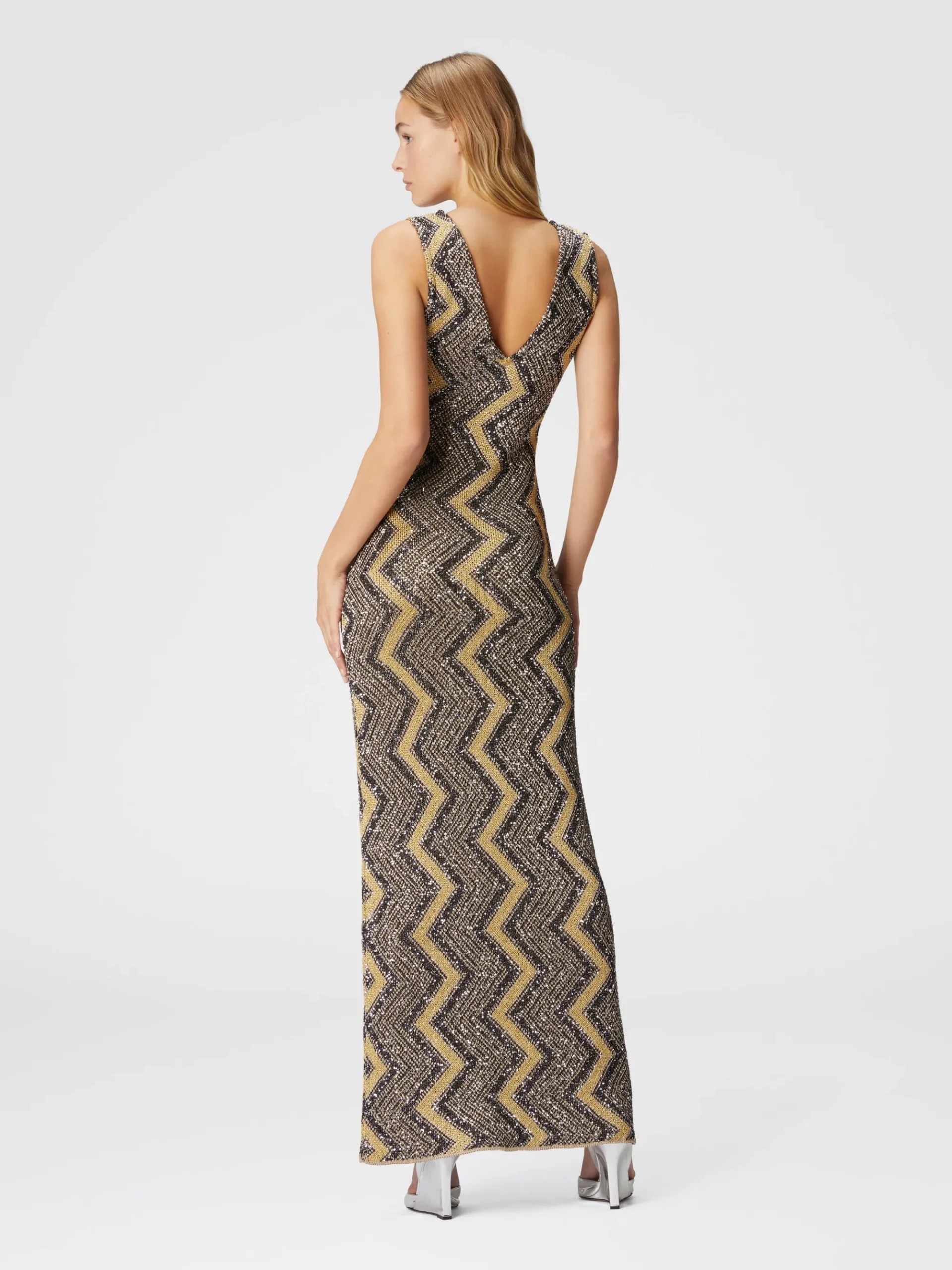 Abito lungo zig zag con profonda scollatura e paillettes