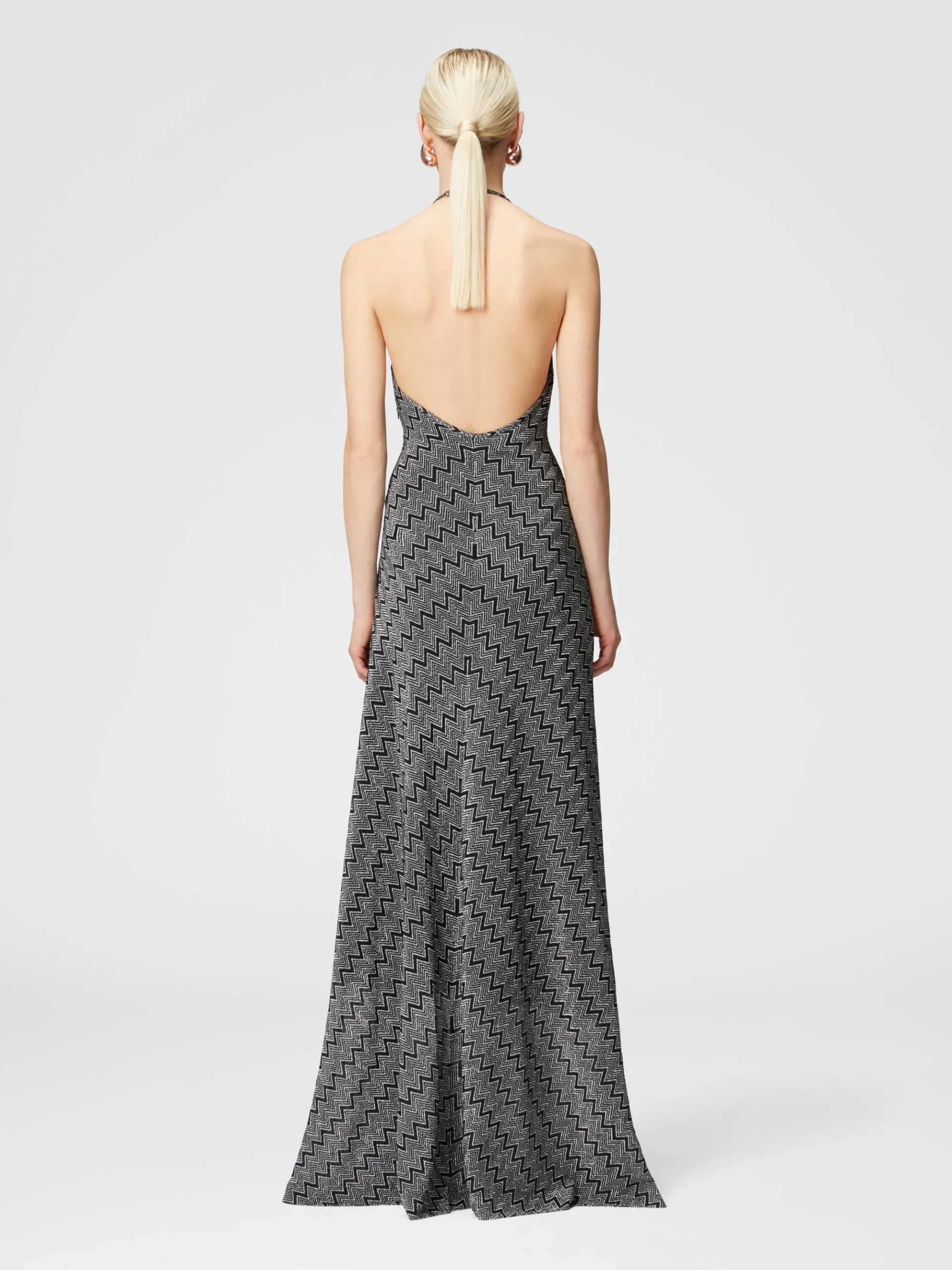 Abito lungo zig zag lamé con scollatura all'americana