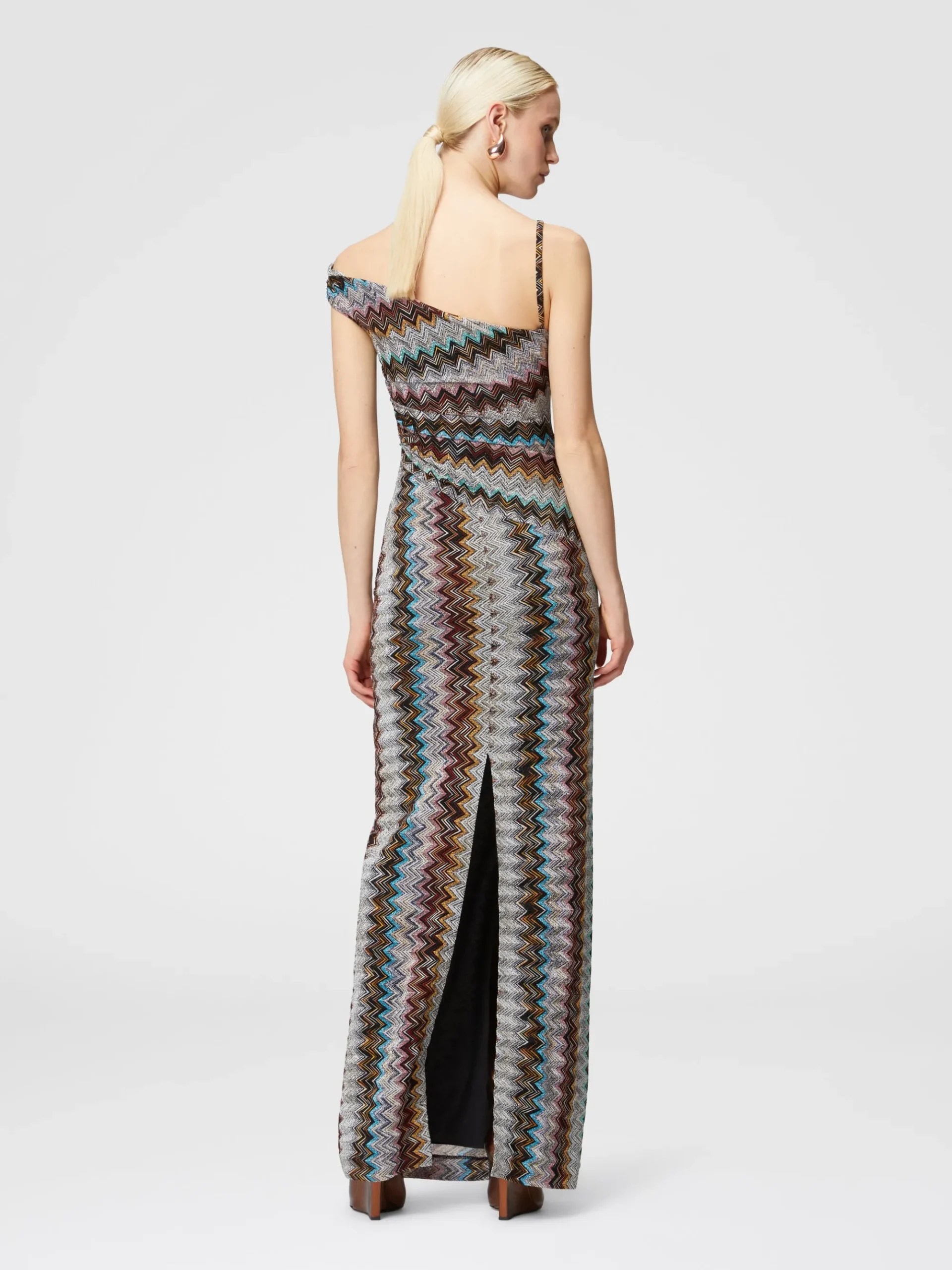 Abito lungo zig zag lamé con scollatura asimmetrica