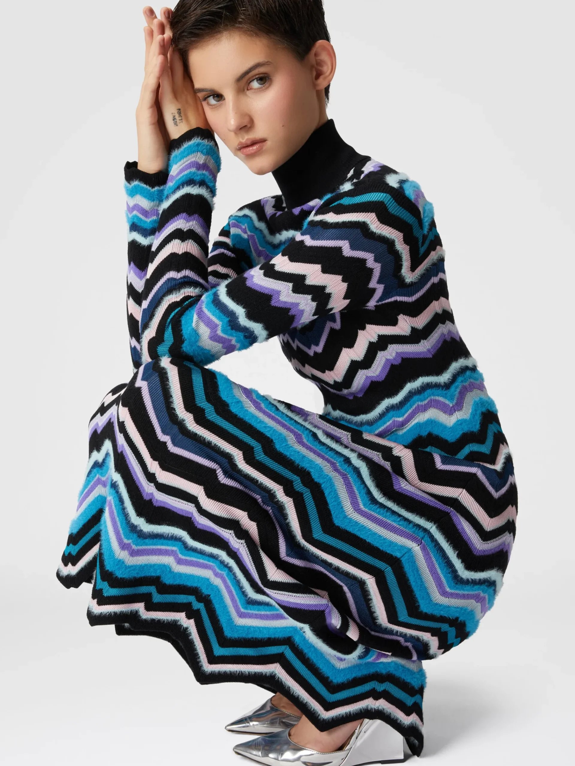Abito midi a collo alto con motivo greca zig zag
