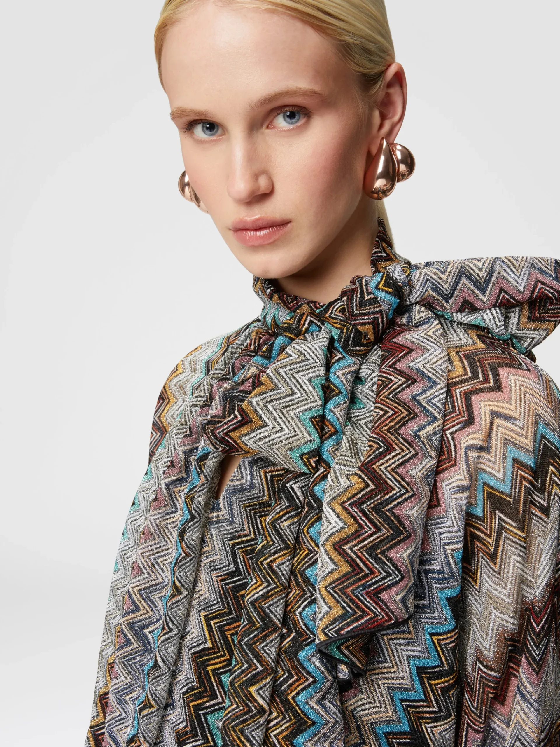 Abito zig zag lamé con collo foulard