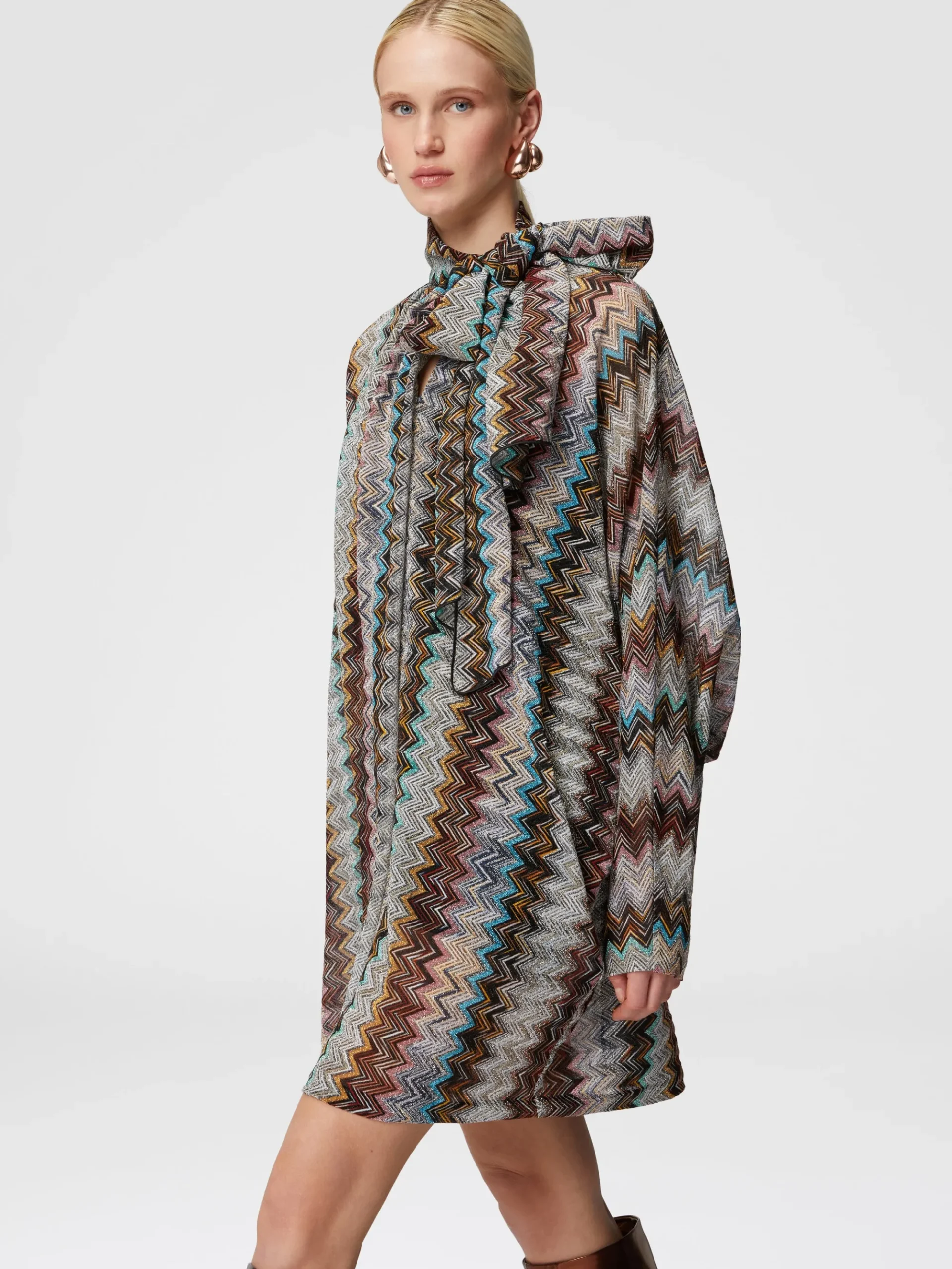 Abito zig zag lamé con collo foulard