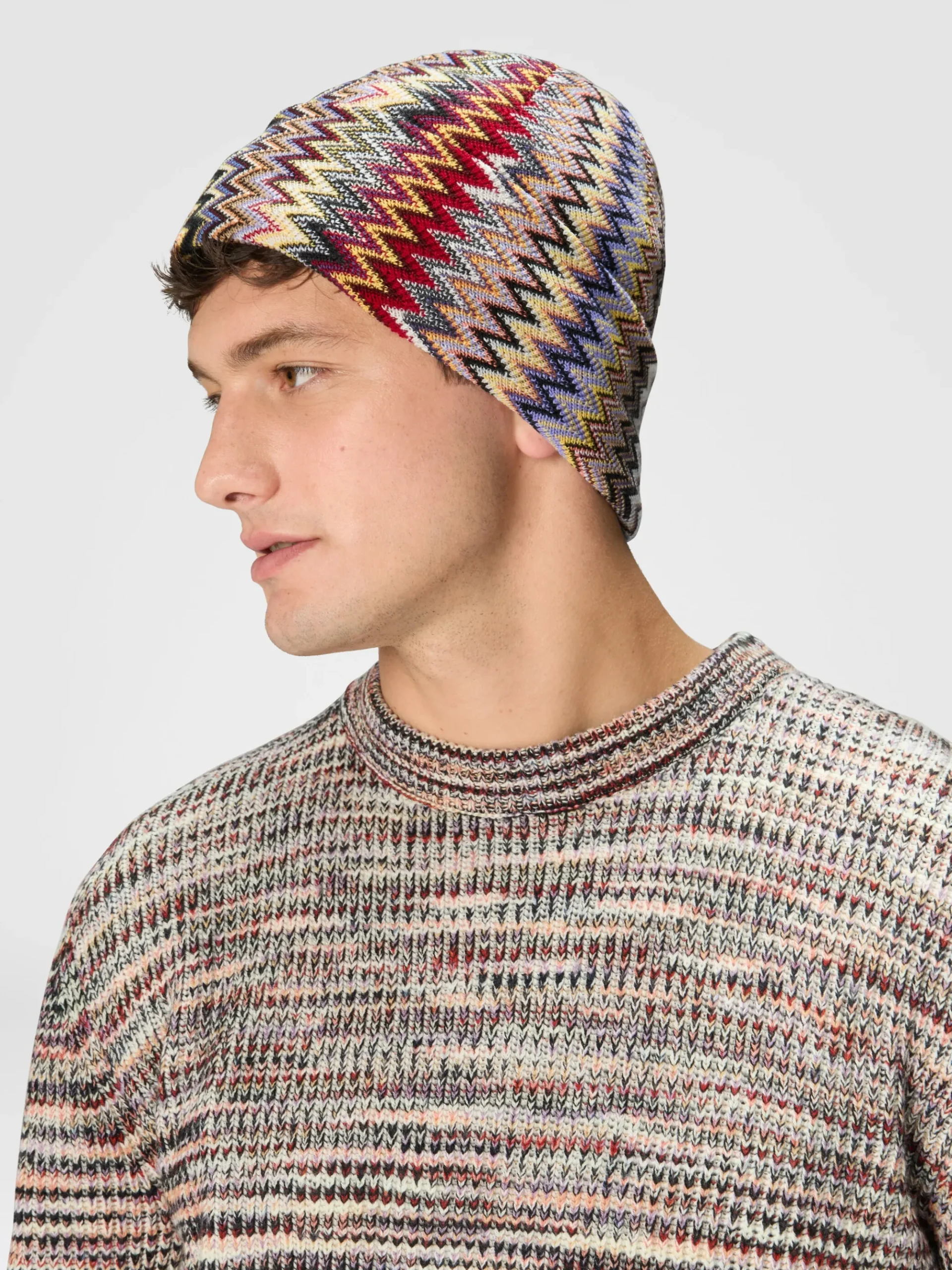Beanie in lana con zig zag verticali