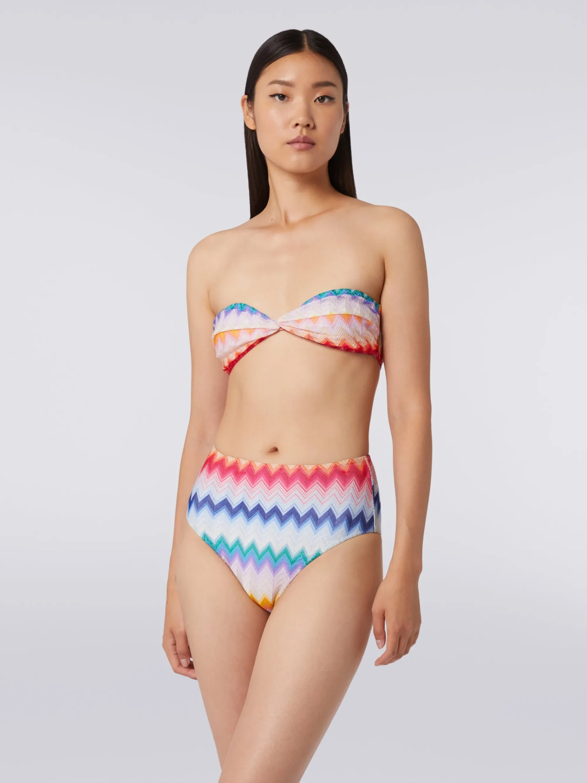 Bikini con slip a vita alta in tessuto stampa zig zag