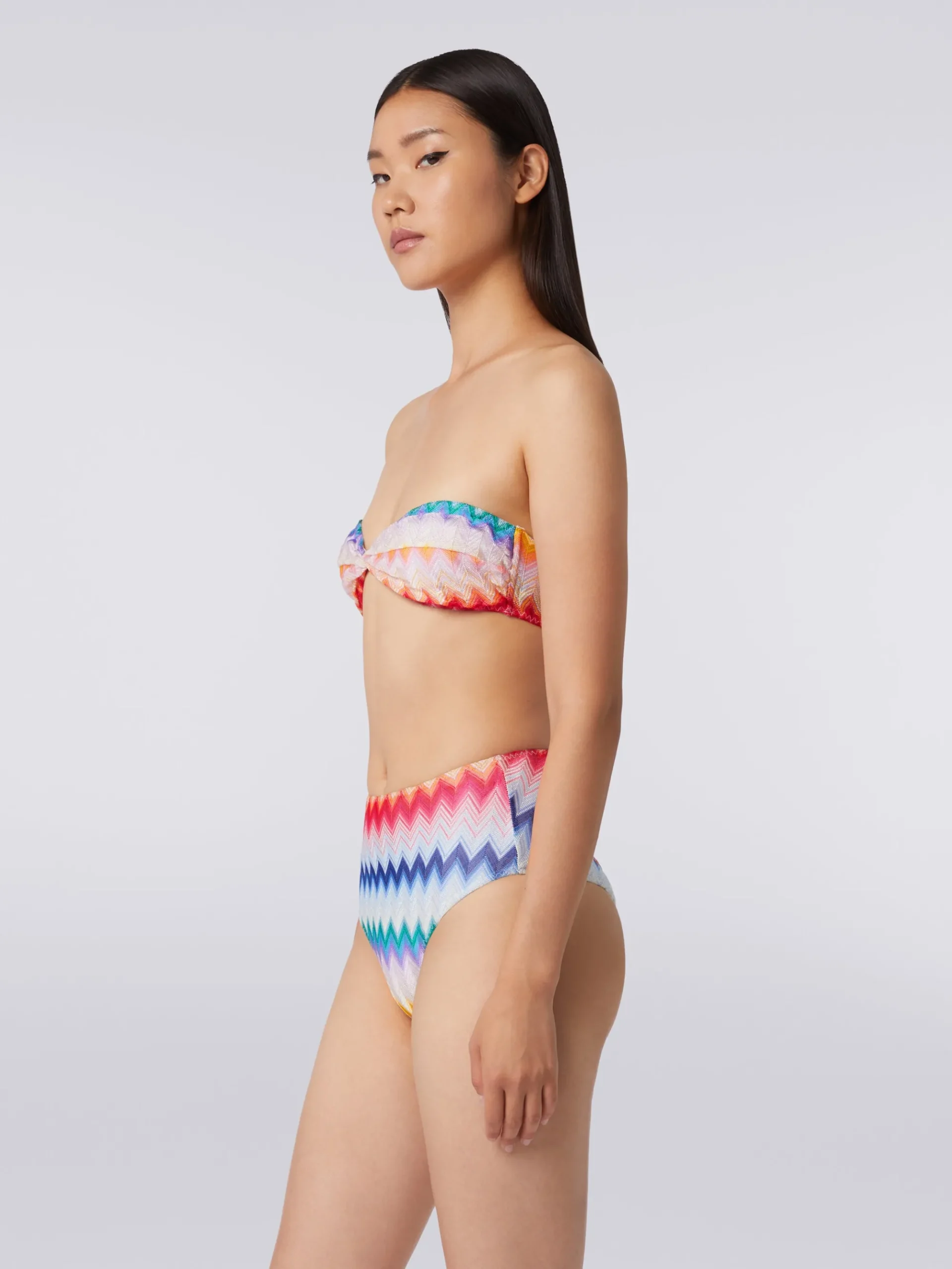 Bikini con slip a vita alta in tessuto stampa zig zag
