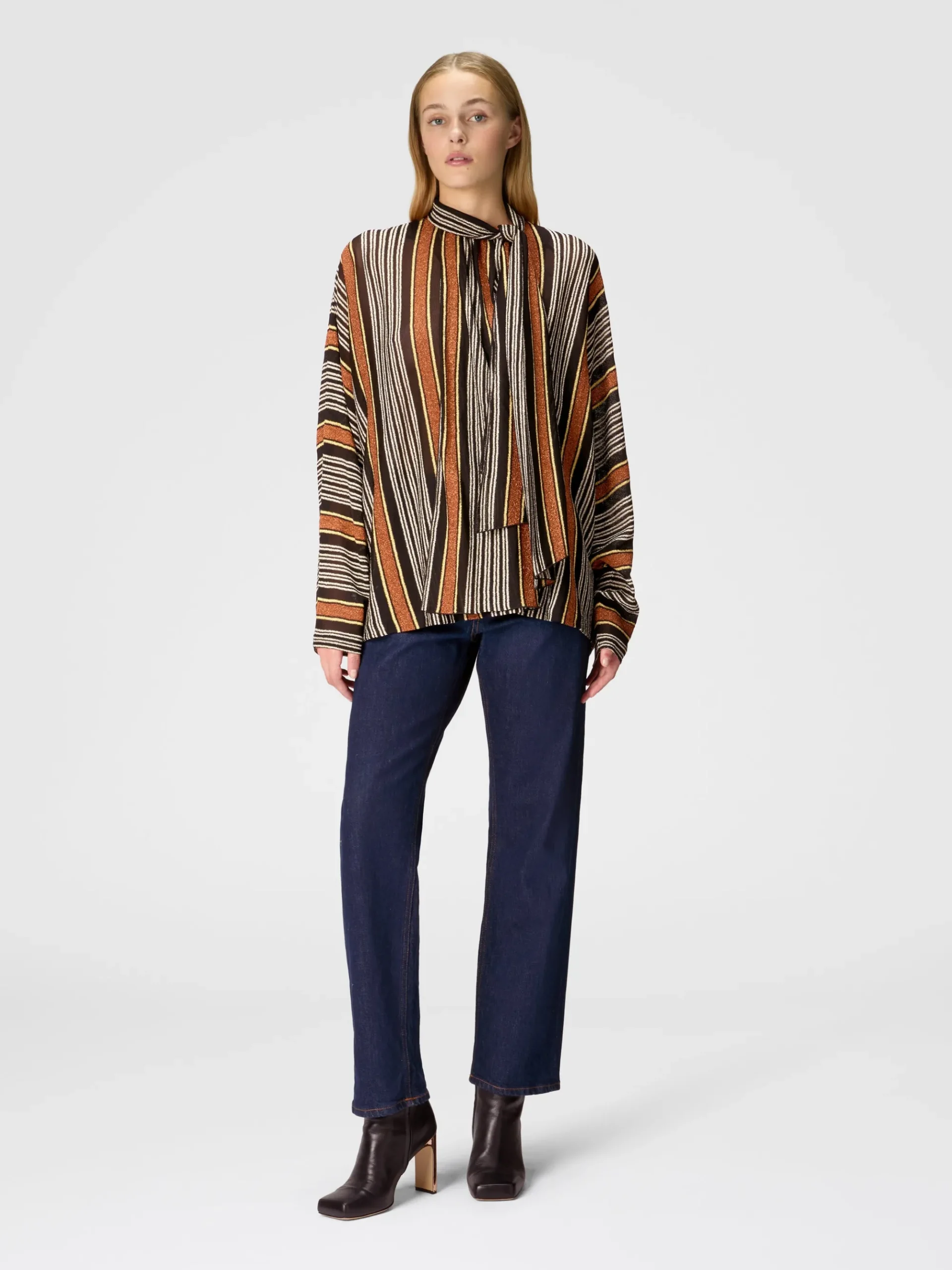 Blusa con collo foulard in viscosa rigata lamé