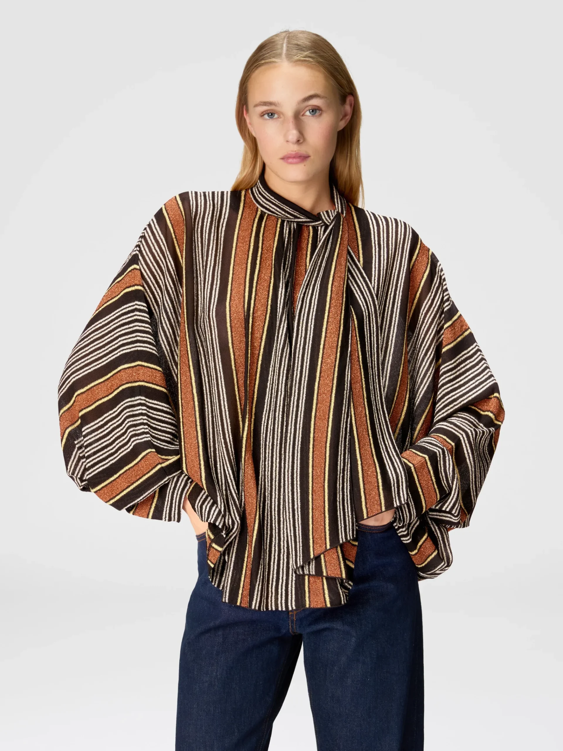 Blusa con collo foulard in viscosa rigata lamé