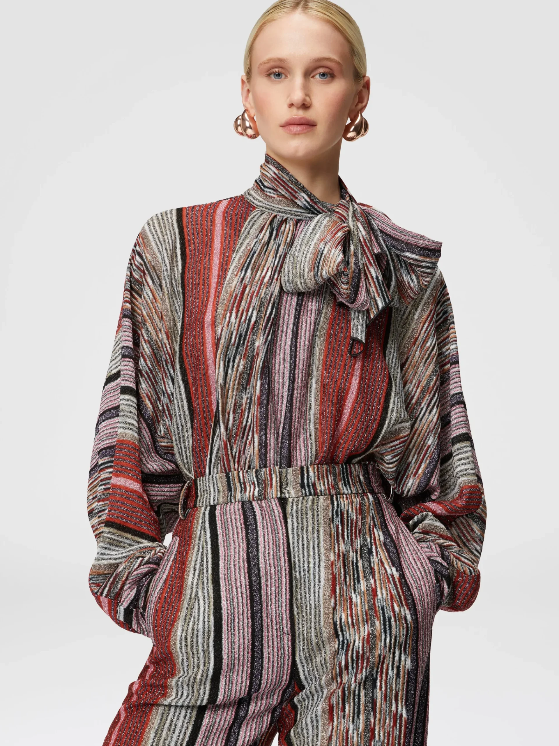 Blusa con collo foulard in viscosa lamé