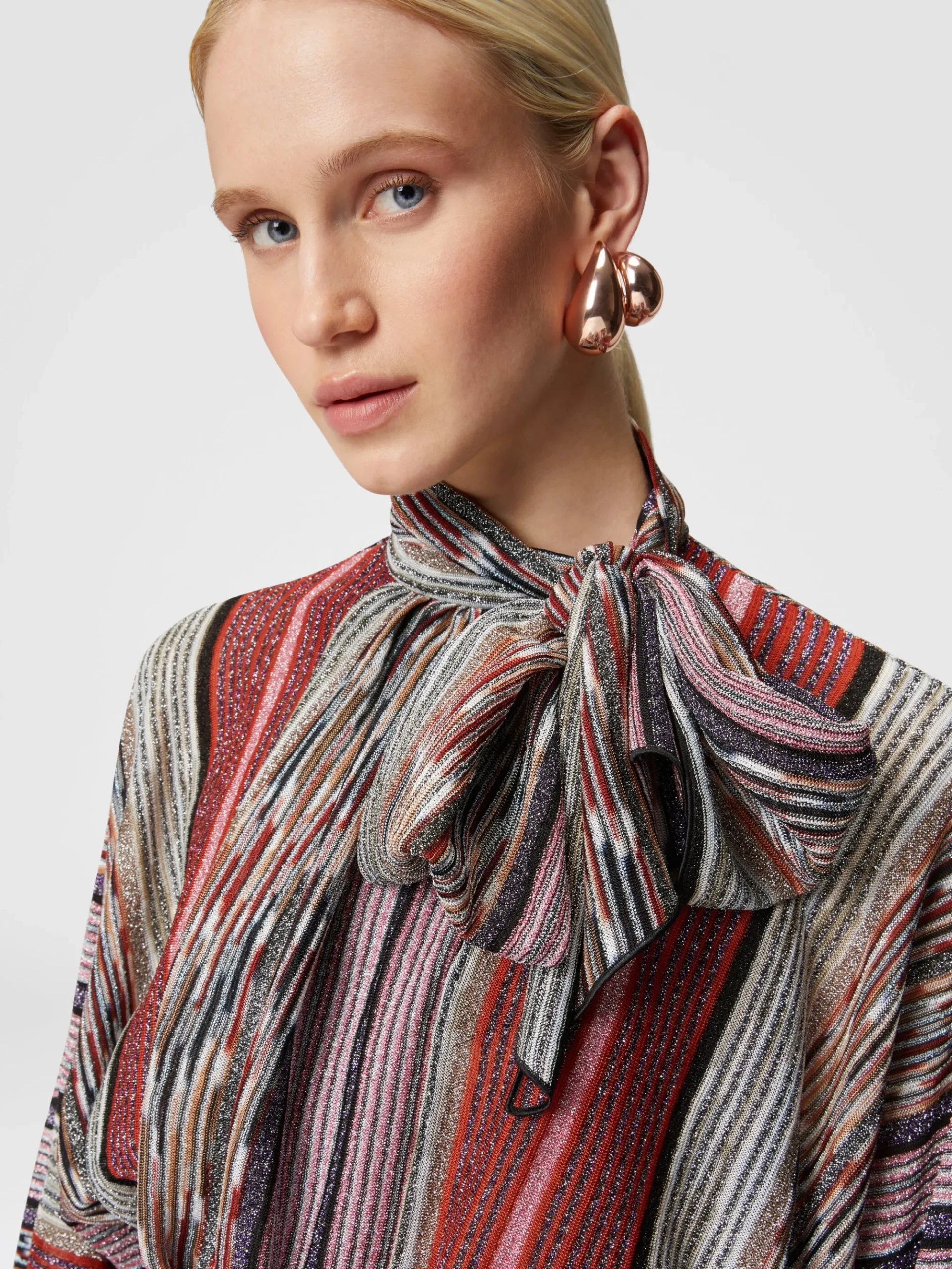Blusa con collo foulard in viscosa lamé