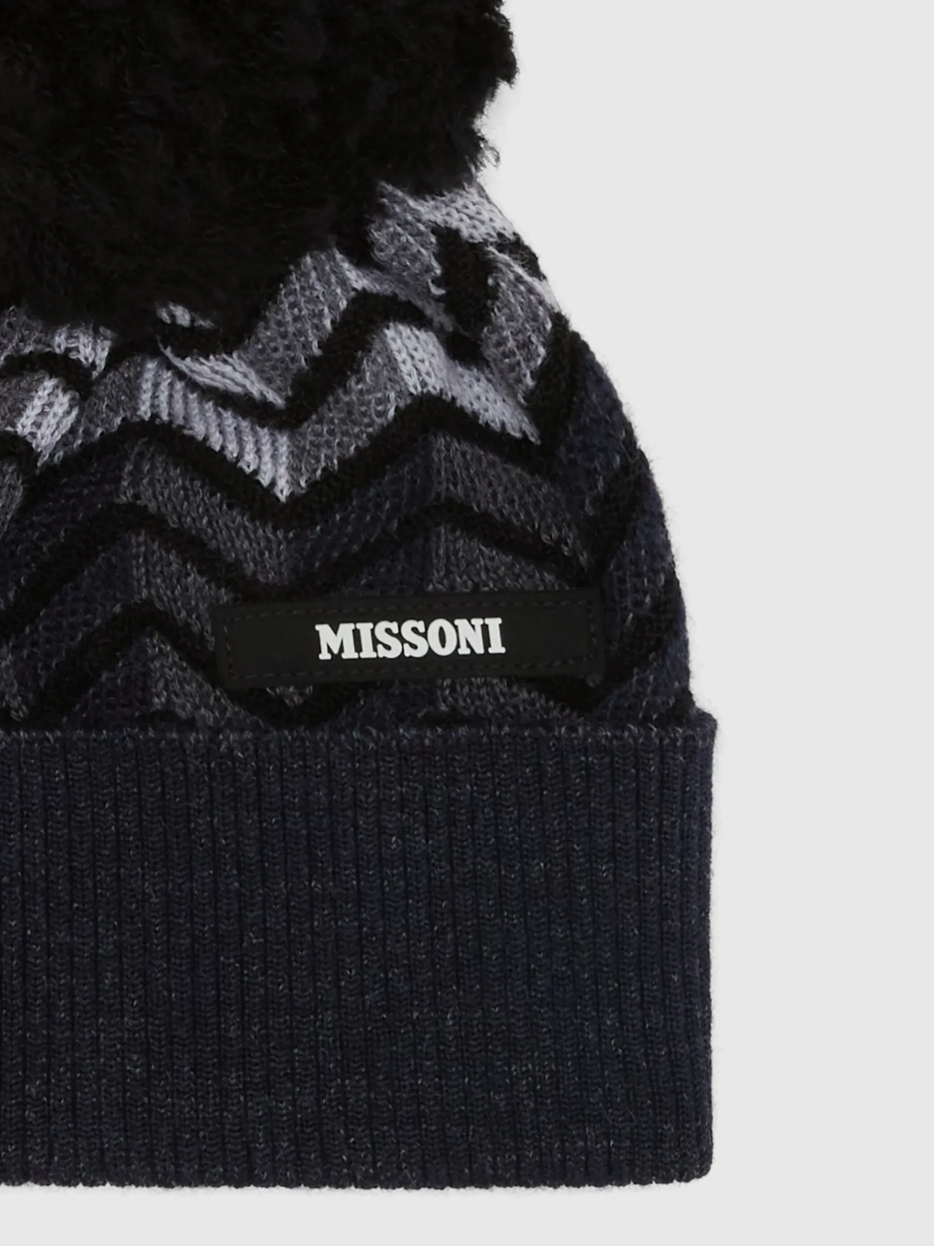 Cappello in lana vergine zig zag con logo e pon pon
