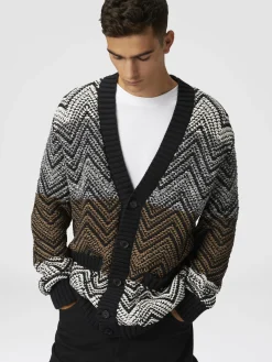 Cardigan in maglia crochet con macro zig zag e tasche