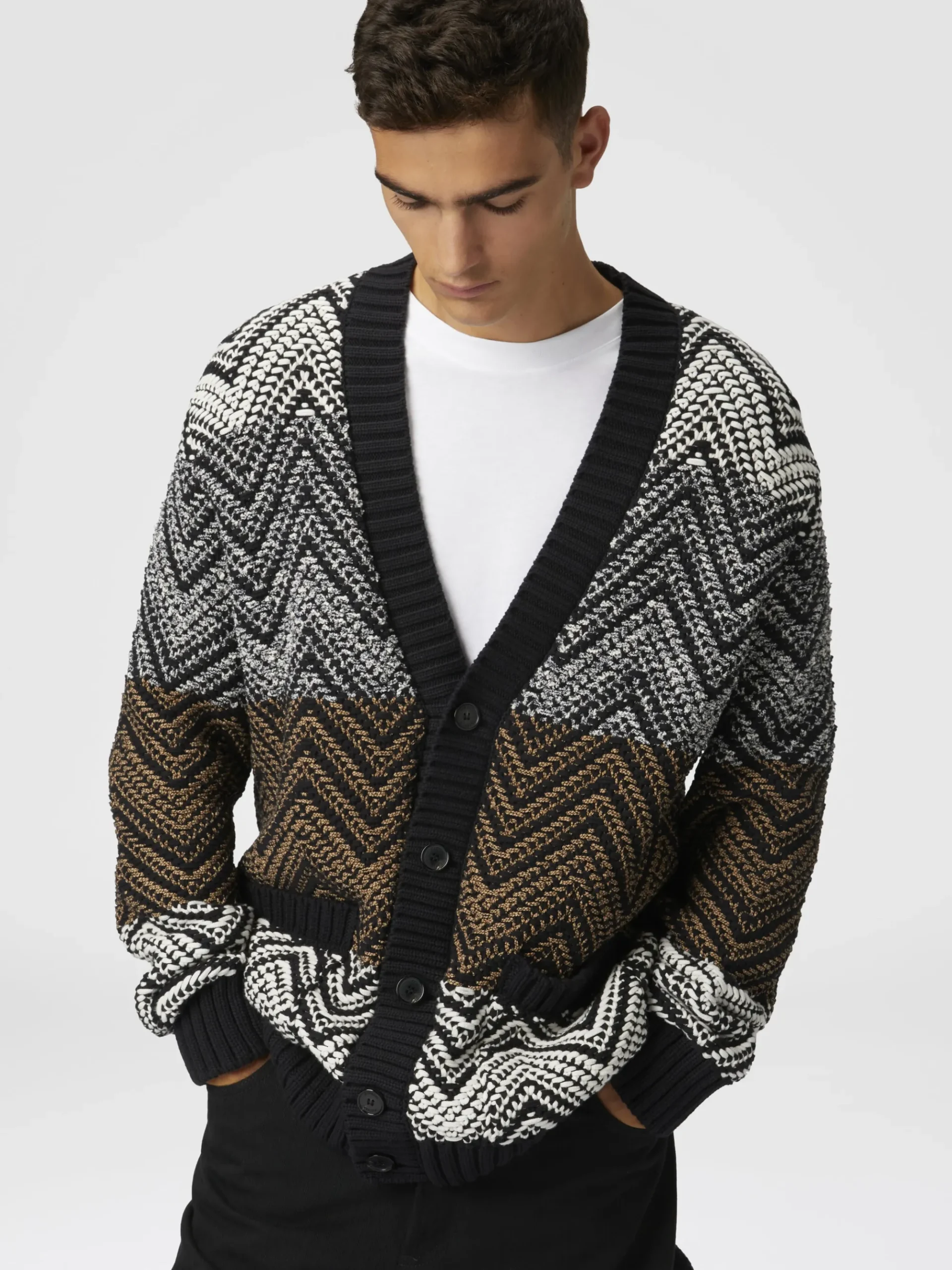 Cardigan in maglia crochet con macro zig zag e tasche