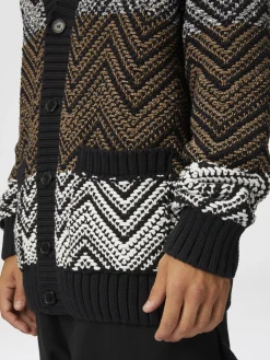 Cardigan in maglia crochet con macro zig zag e tasche