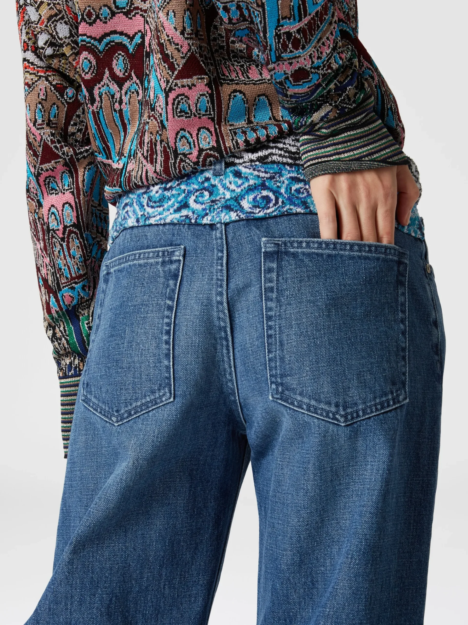 Cinque tasche in denim con inserto in maglia
