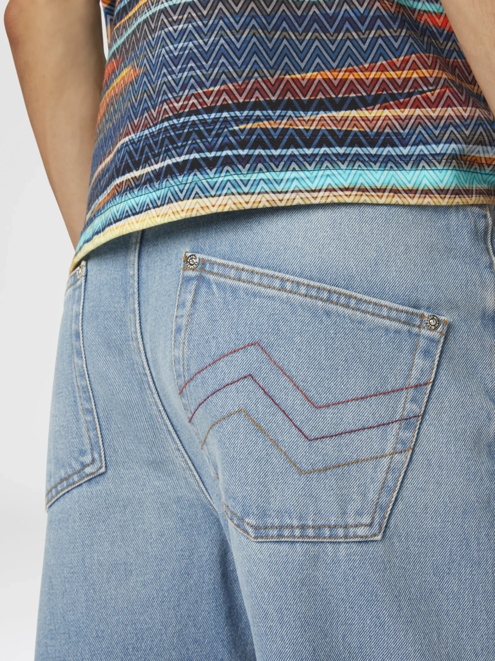 Cinque tasche in denim con ricamo zig zag