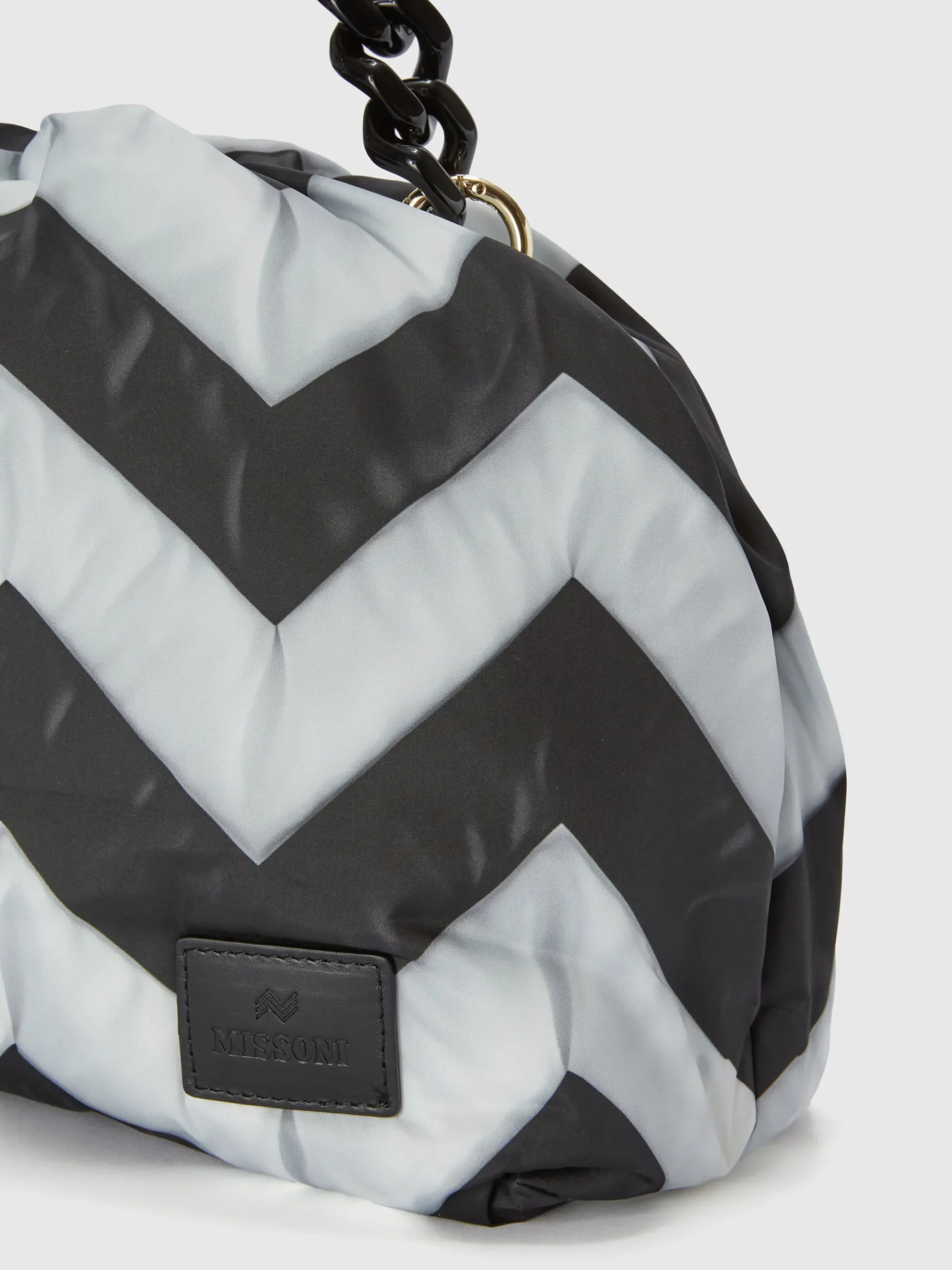 Clutch in tessuto zig zag con tracolla remobile