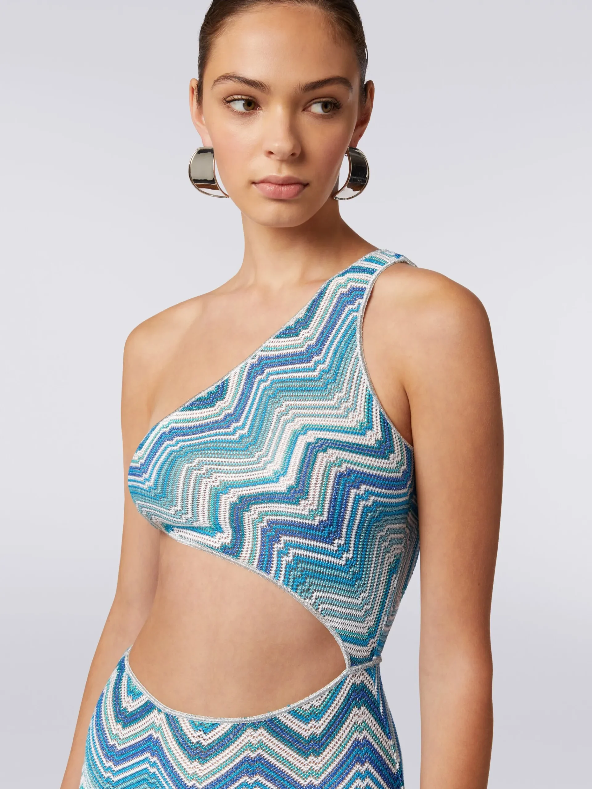 Copricostume lungo in crochet chevron con taglio cut out e lurex