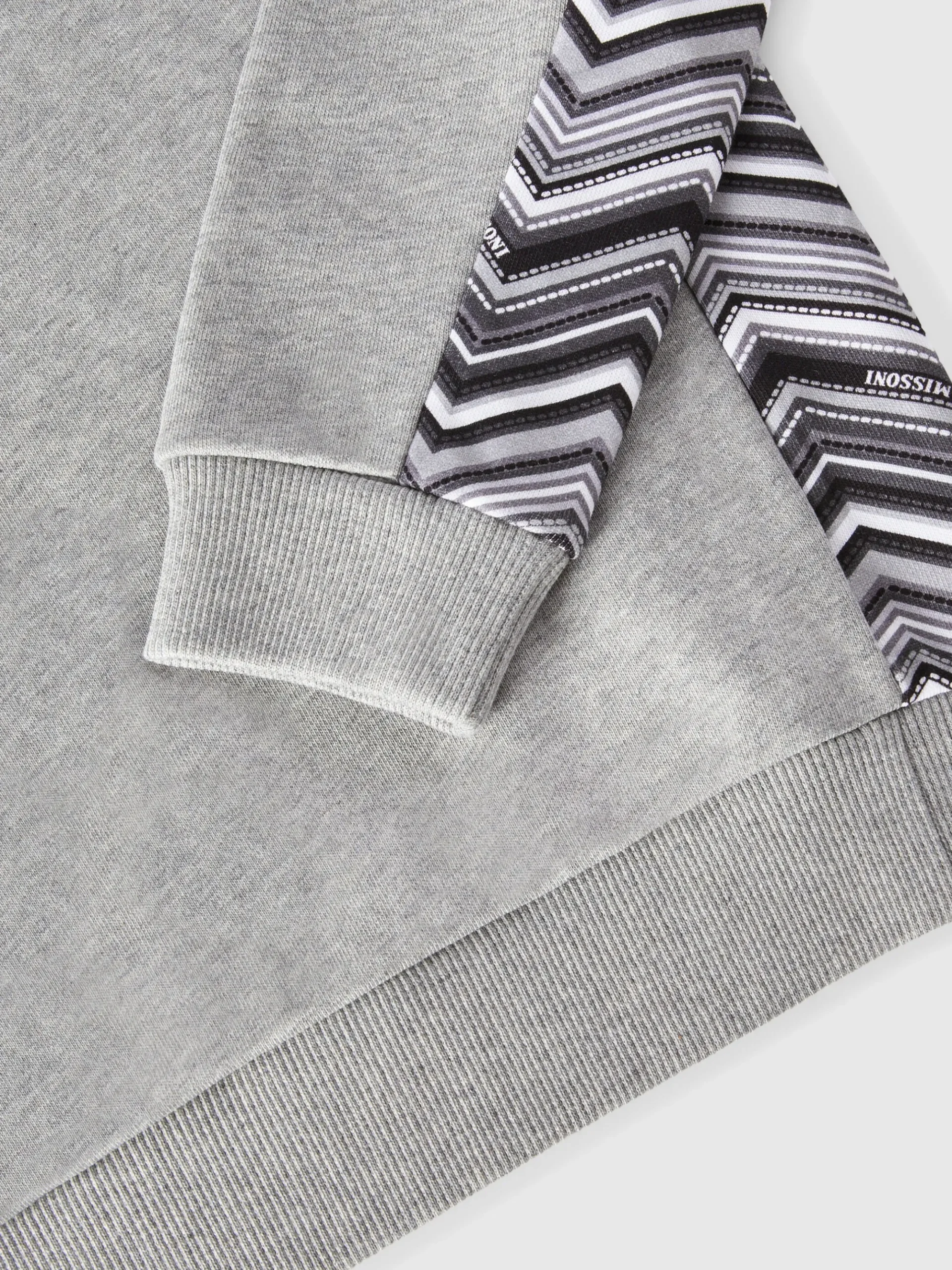 Felpa in cotone con cappuccio, inserti zig zag e logo