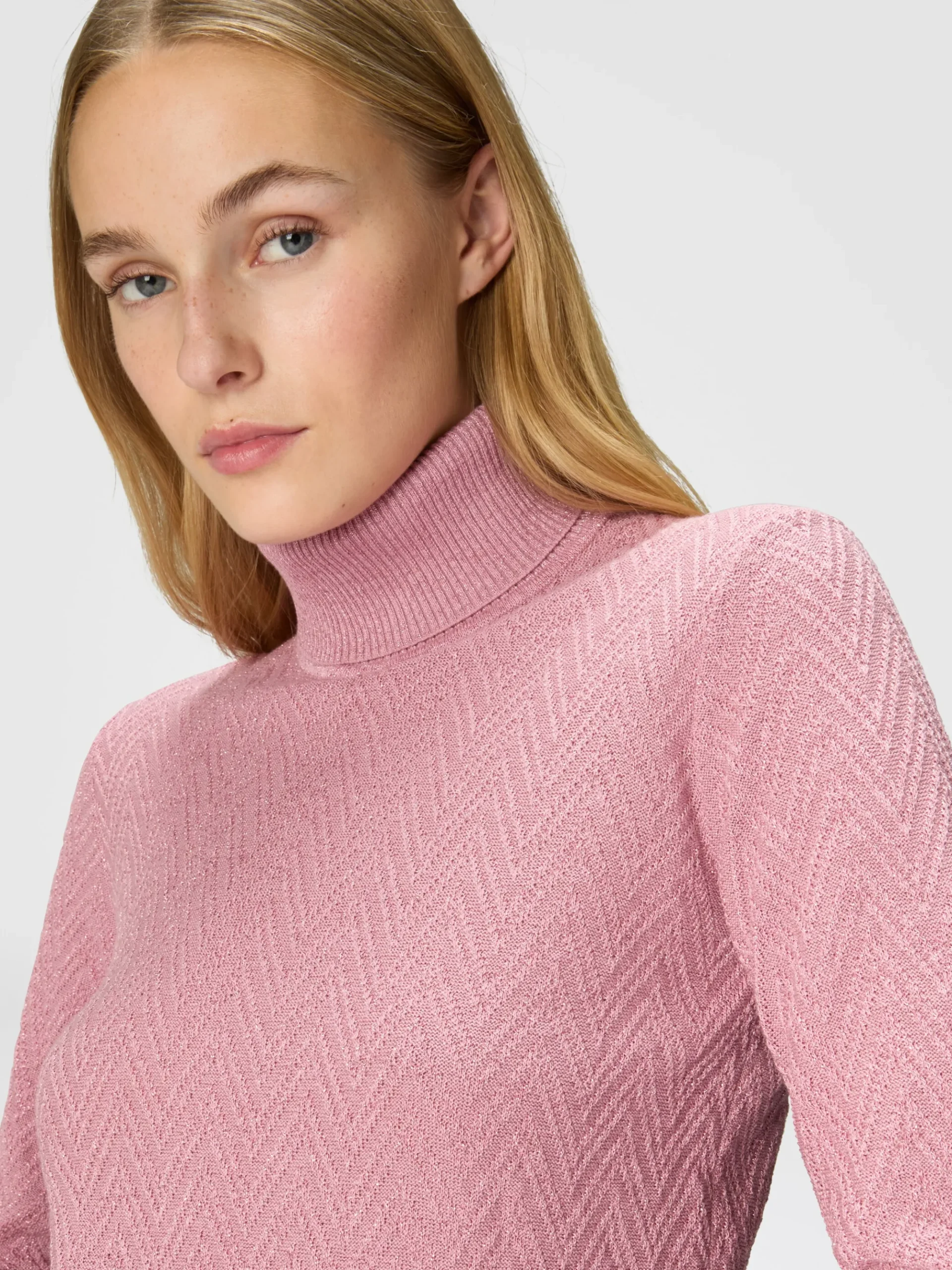 Maglia collo alto a manica lunga motivo chevron in jaquard
