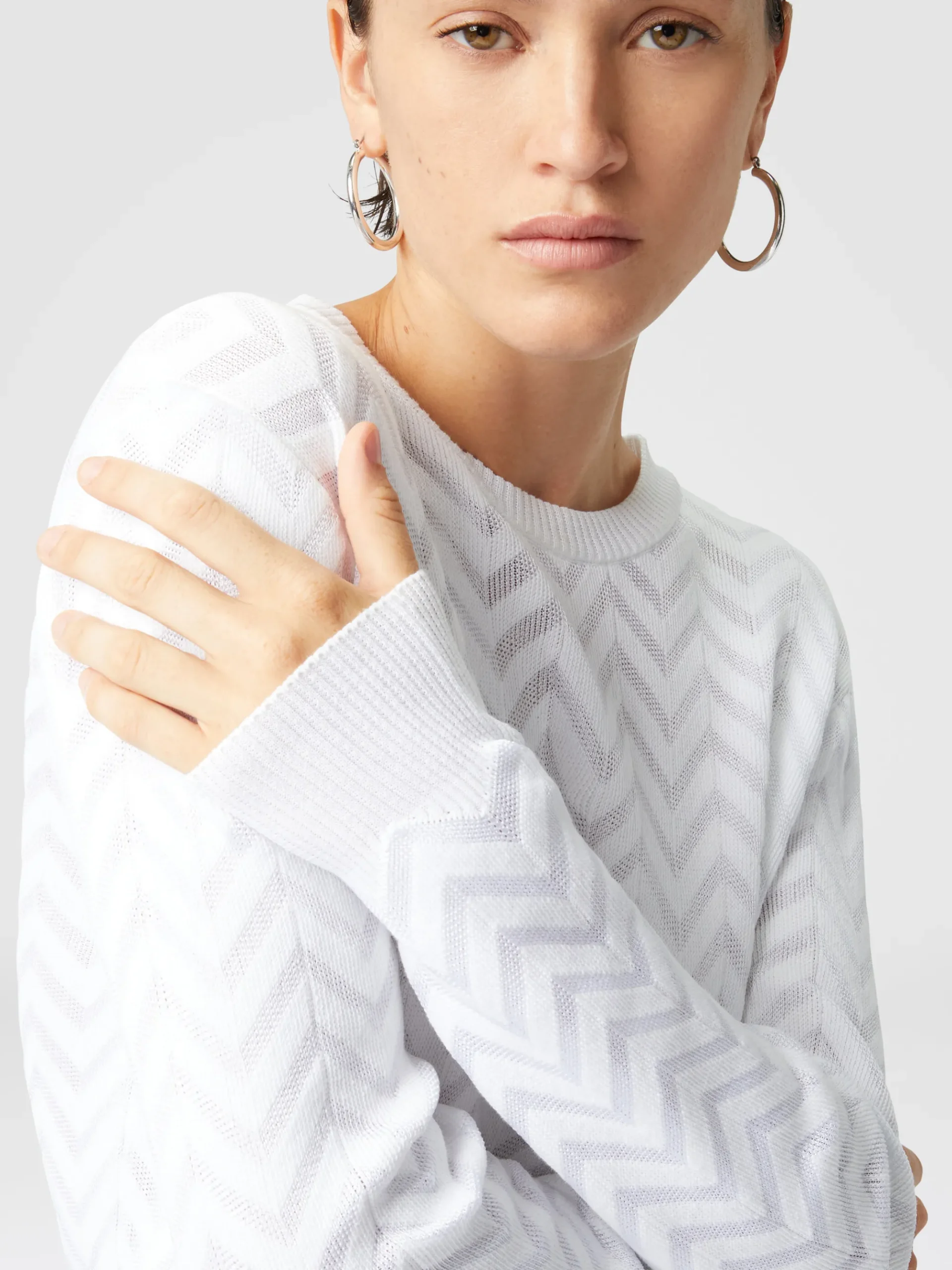 Maglia girocollo motivo chevron tono su tono
