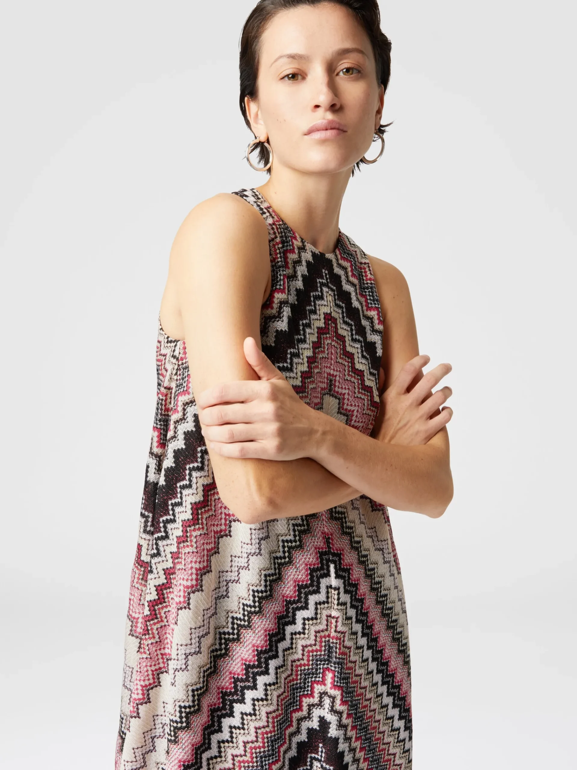 Mini-abito a trapezio con motivo zig zag seghettato lamé