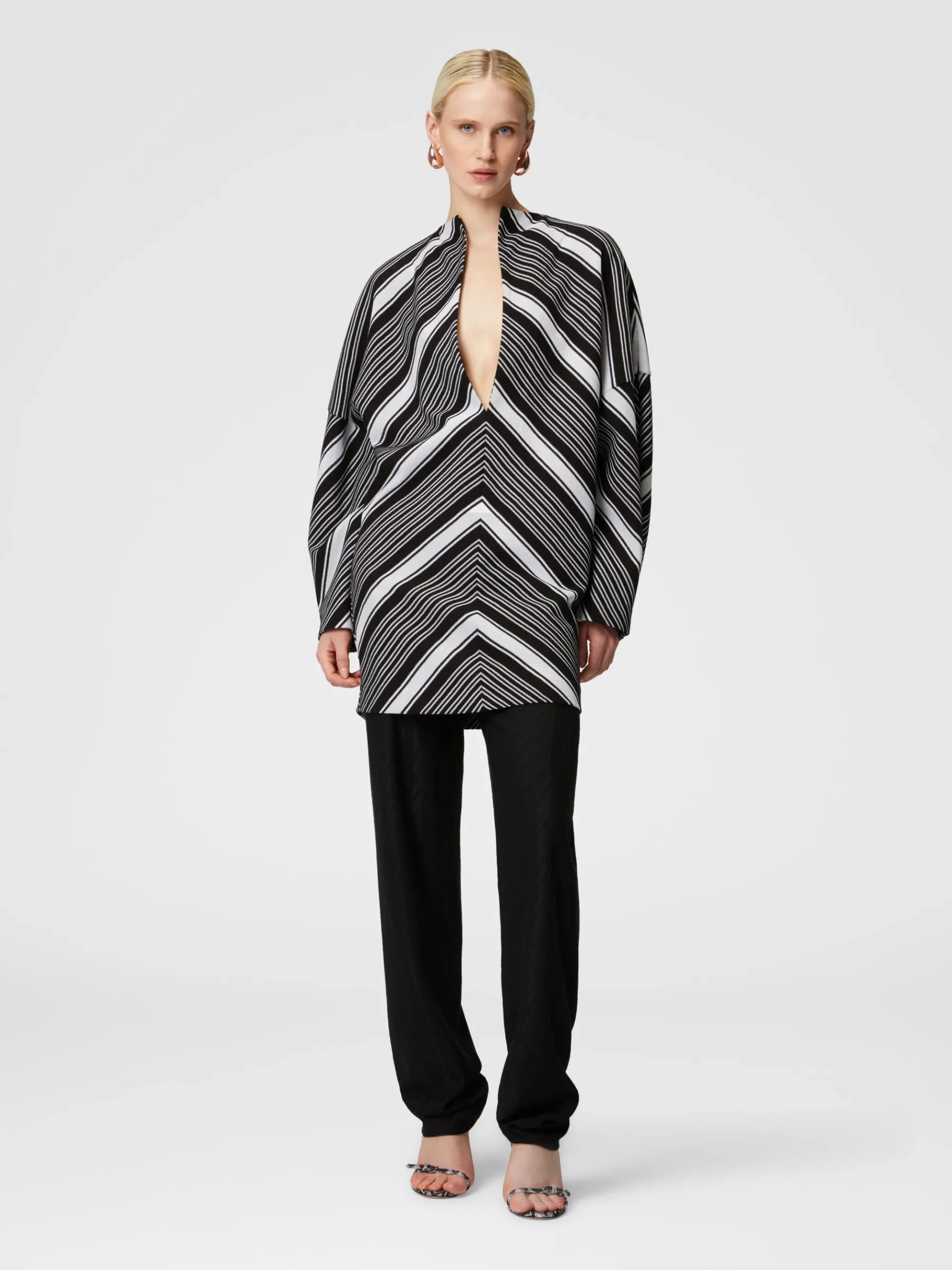 Mini-abito con maniche oversize e profonda scollatura a V