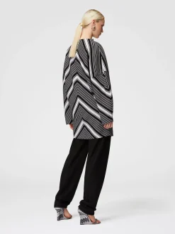Mini-abito con maniche oversize e profonda scollatura a V