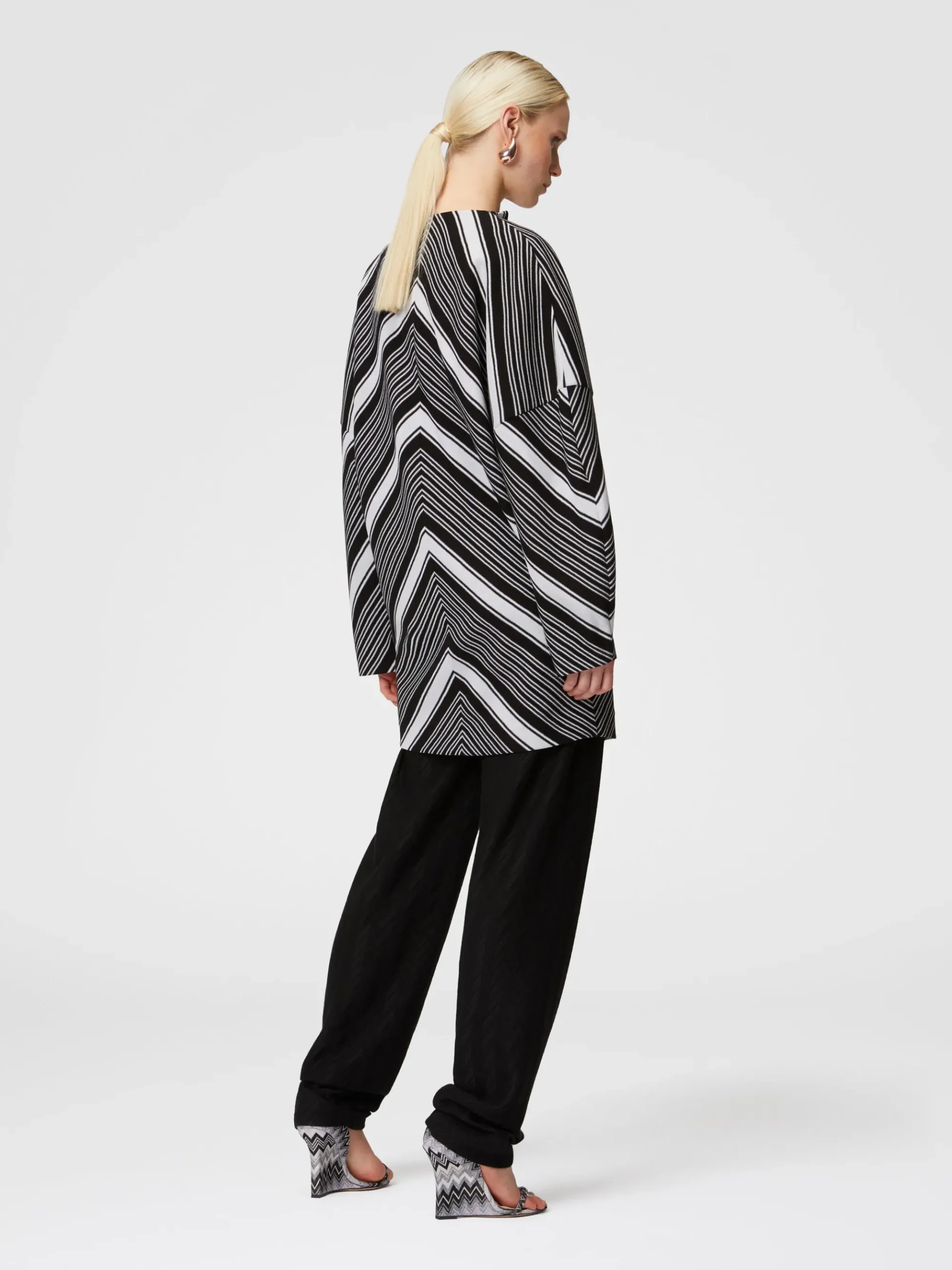 Mini-abito con maniche oversize e profonda scollatura a V