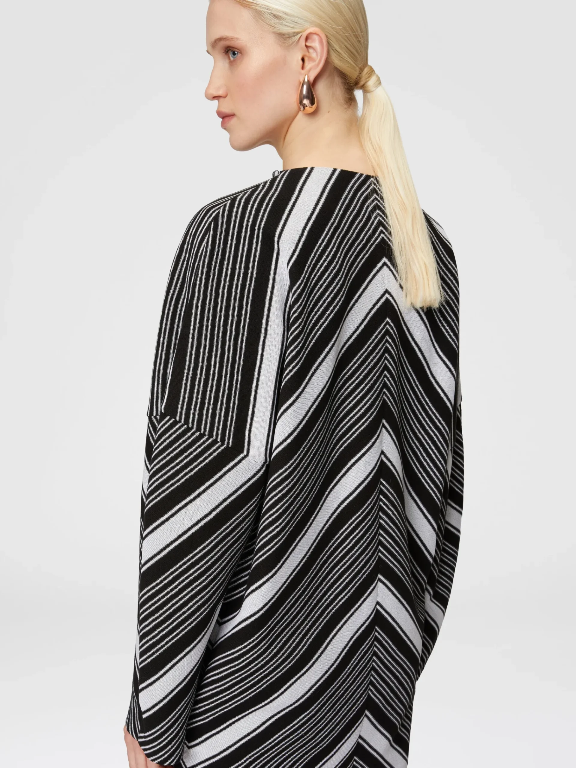 Mini-abito con maniche oversize e profonda scollatura a V