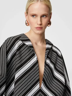 Mini-abito con maniche oversize e profonda scollatura a V