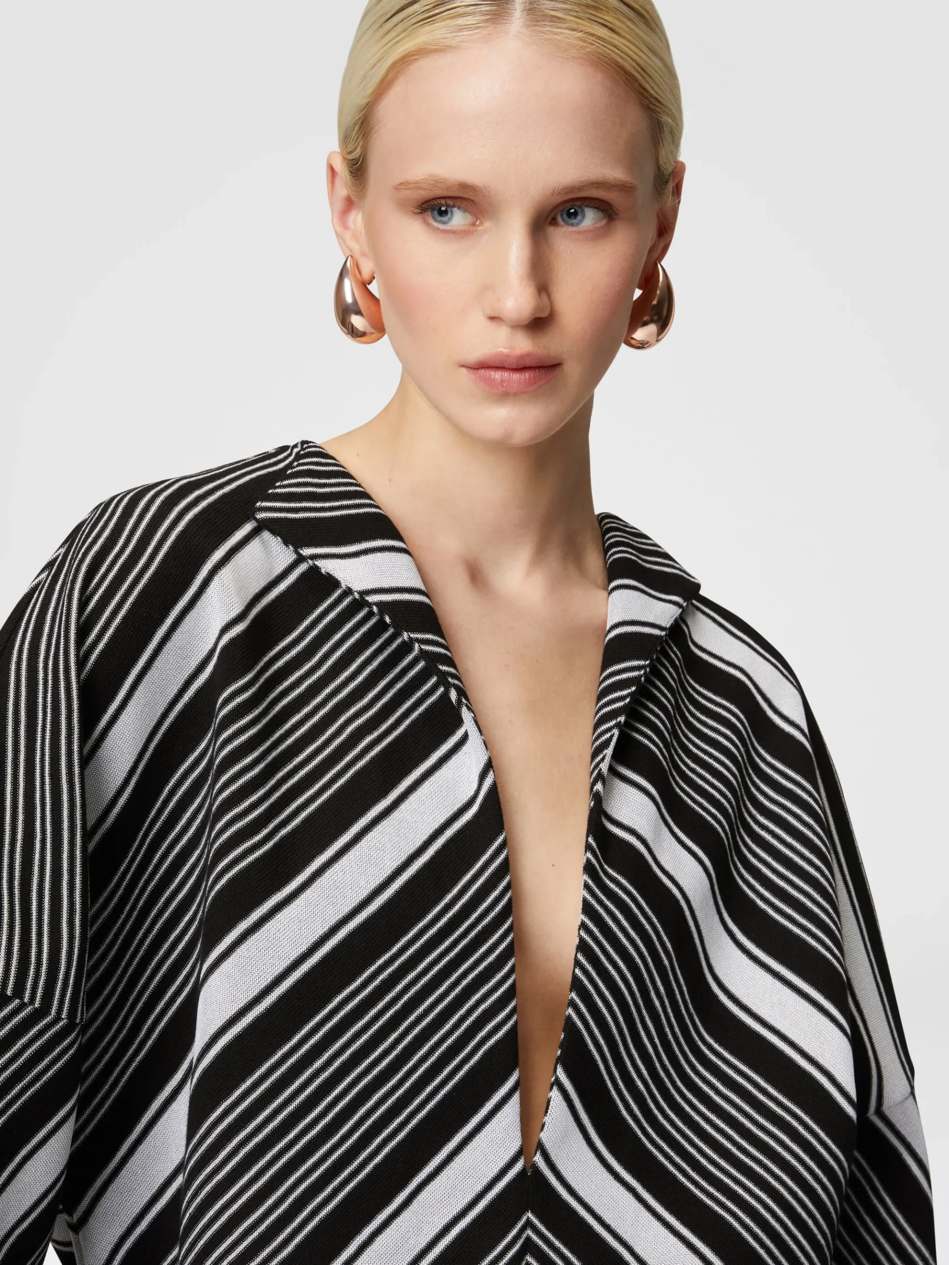 Mini-abito con maniche oversize e profonda scollatura a V