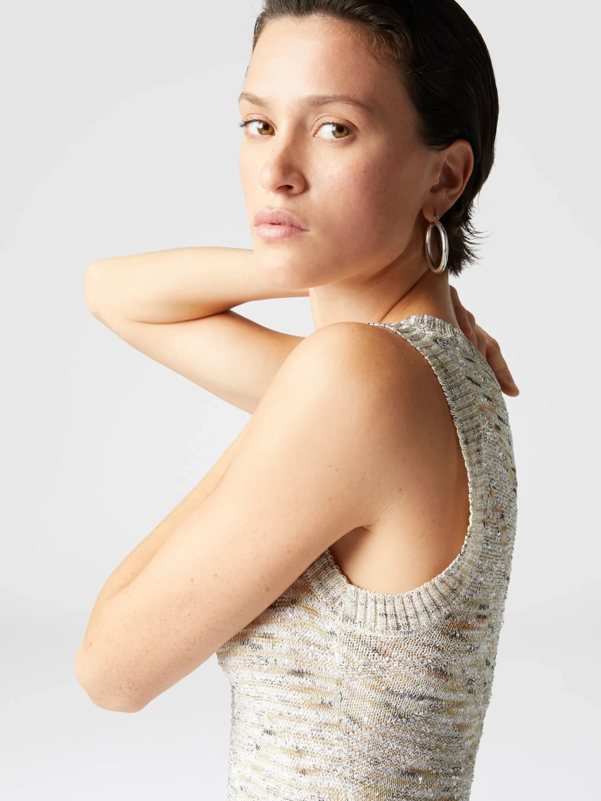 Mini-abito senza maniche in maglia fiammata con paillettes