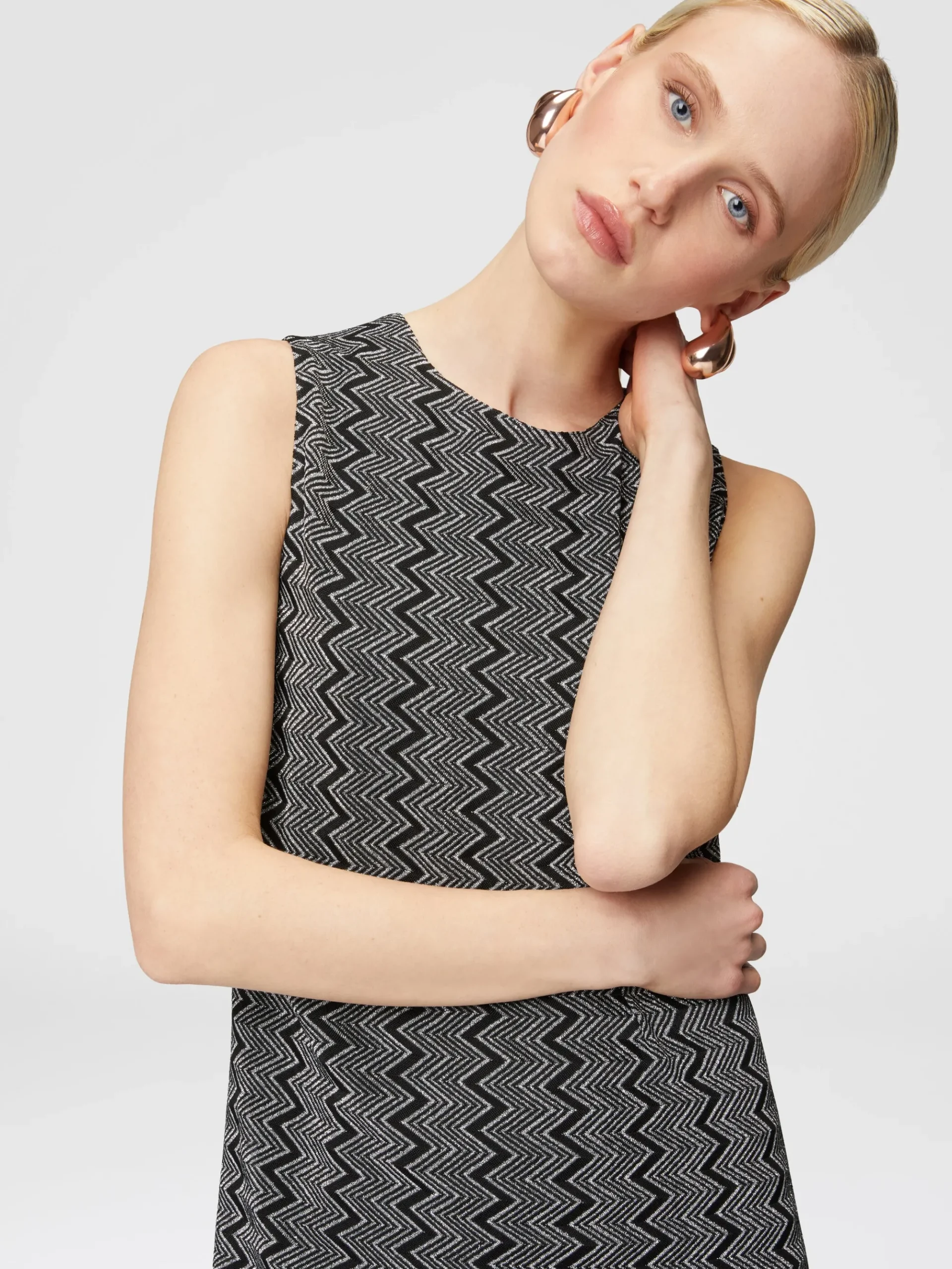 Mini-abito senza maniche zig zag lamé