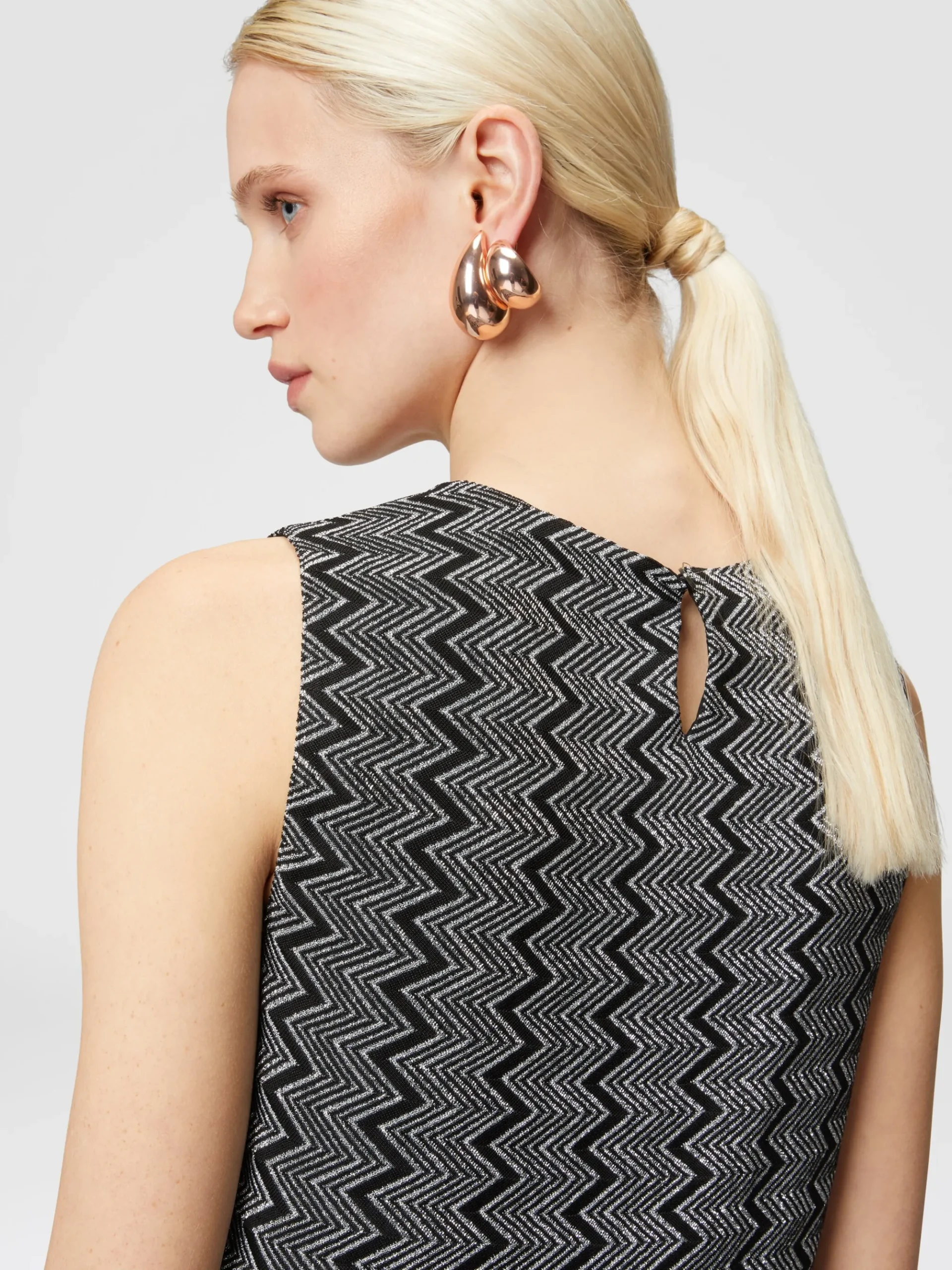 Mini-abito senza maniche zig zag lamé