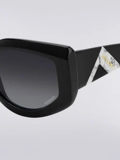 Occhiali da sole con montatura leggermente avvolgente in acetato