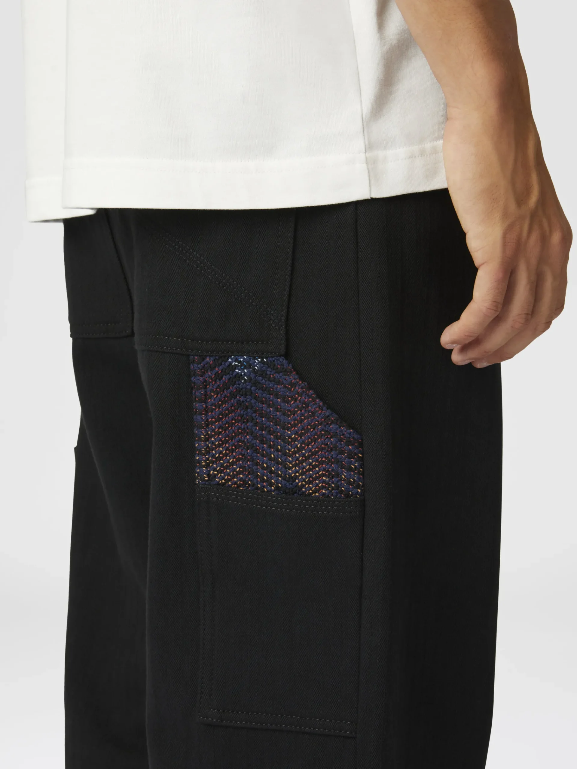 Pantaloni cargo in denim con inserti in maglia chevron
