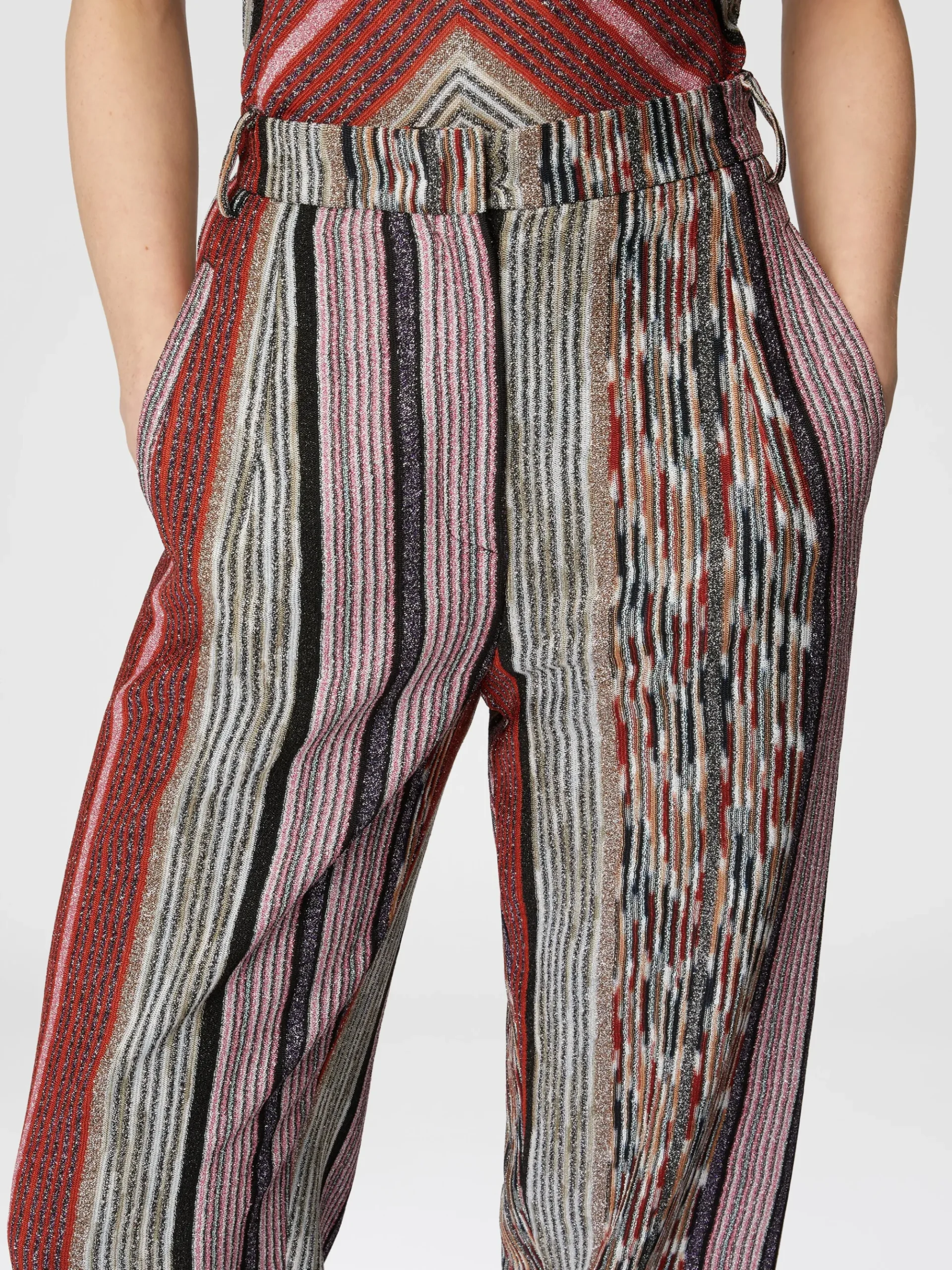 Pantaloni carrot fit in viscosa rigata lamé