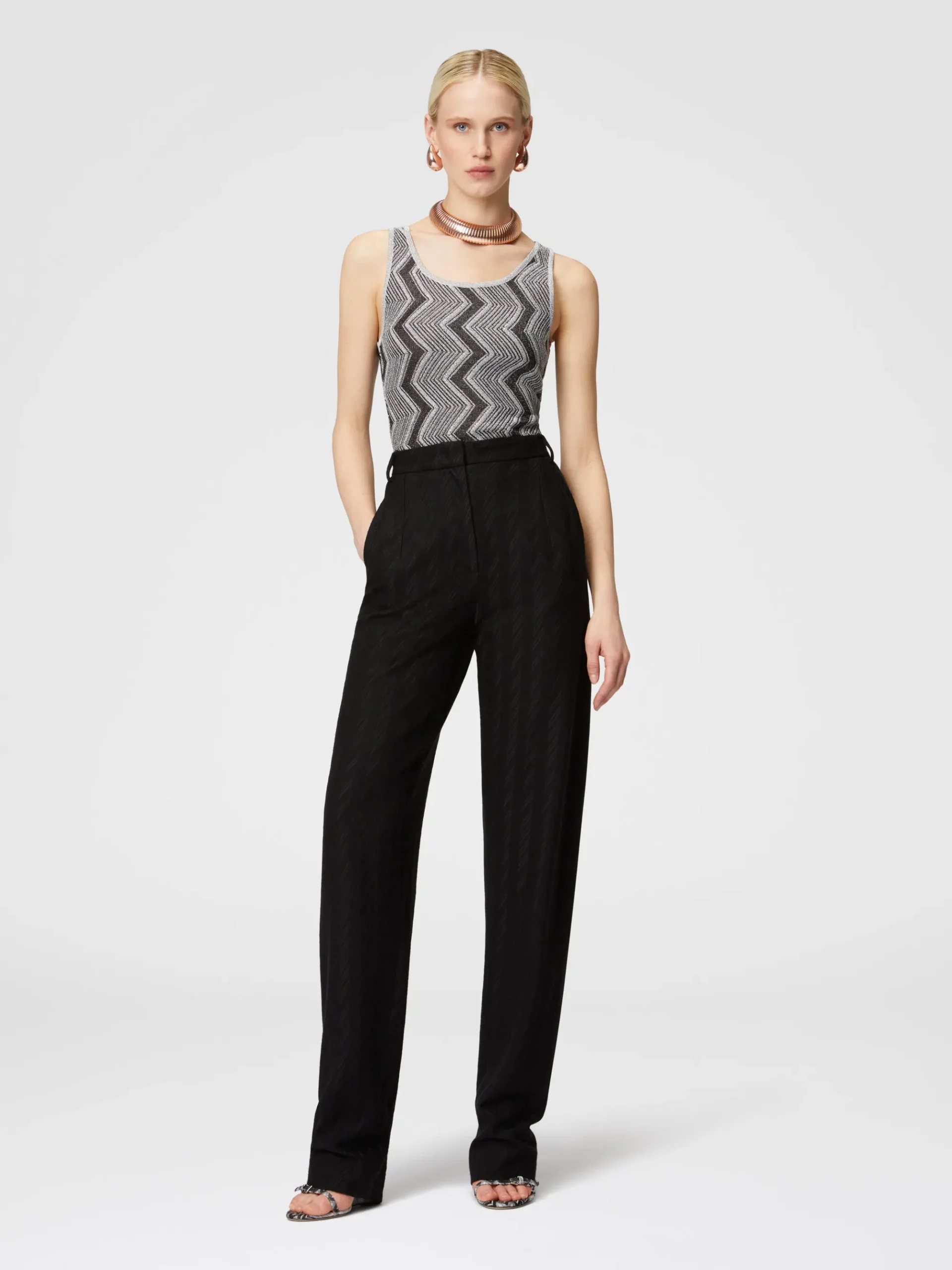 Pantaloni carrot fit motivo zig zag tono su tono